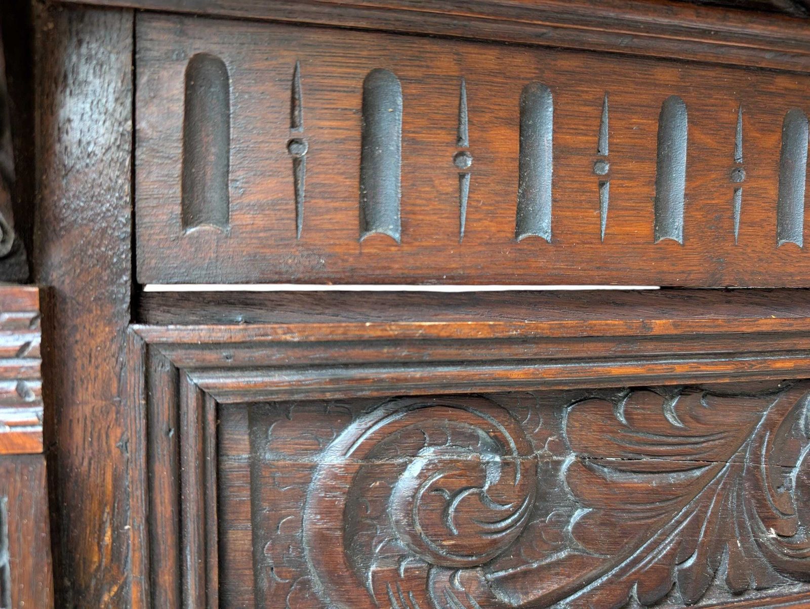 photo vintage Antique 19th Century Renaissance Revival Carved Oak Wall Coat Rack
