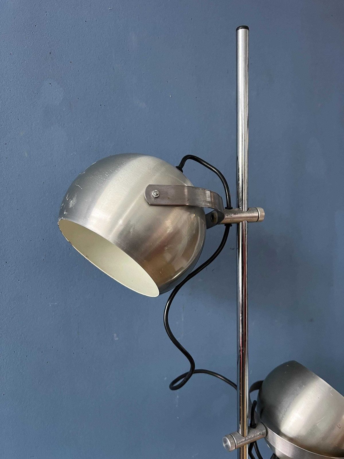 527.0 Zilveren Mid Century Vintage Herda Eyeball Vloerlamp. photo