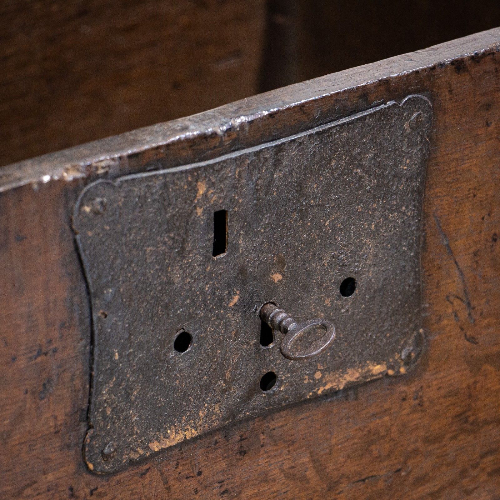 photo furniture Elizabethan 16th Century Small Oak Church Coffer