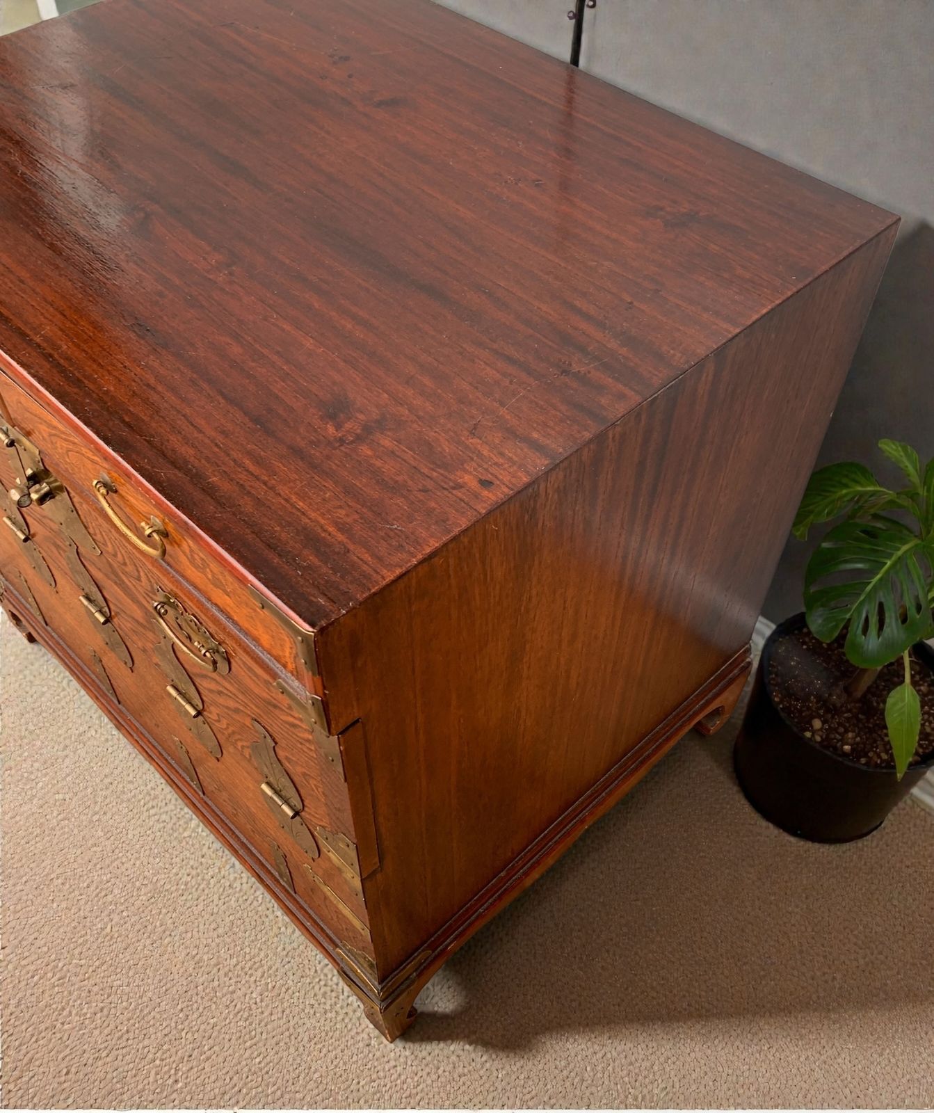 photo furniture Antique Korean Bandaji / Tansu Chest With Working Fish Lock And Hanji