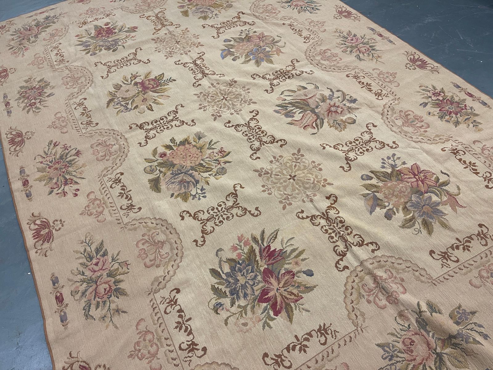 Traditional Beige Aubusson Rug Handwoven Carpet Wool Needlepoint Livingroom Rug photo furniture