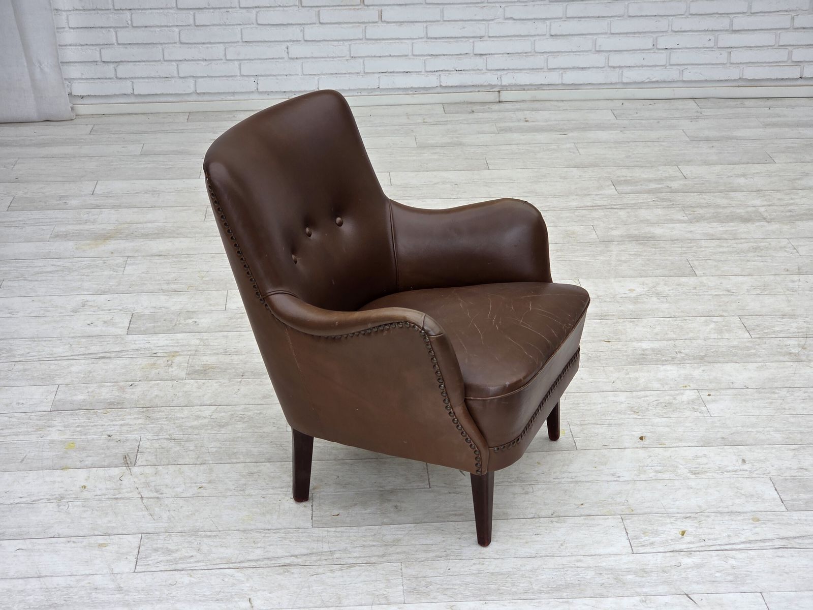 Ca. Jaren 1960, Deense Fauteuil, Meubelsleder, Essenhout Poten. photo furniture