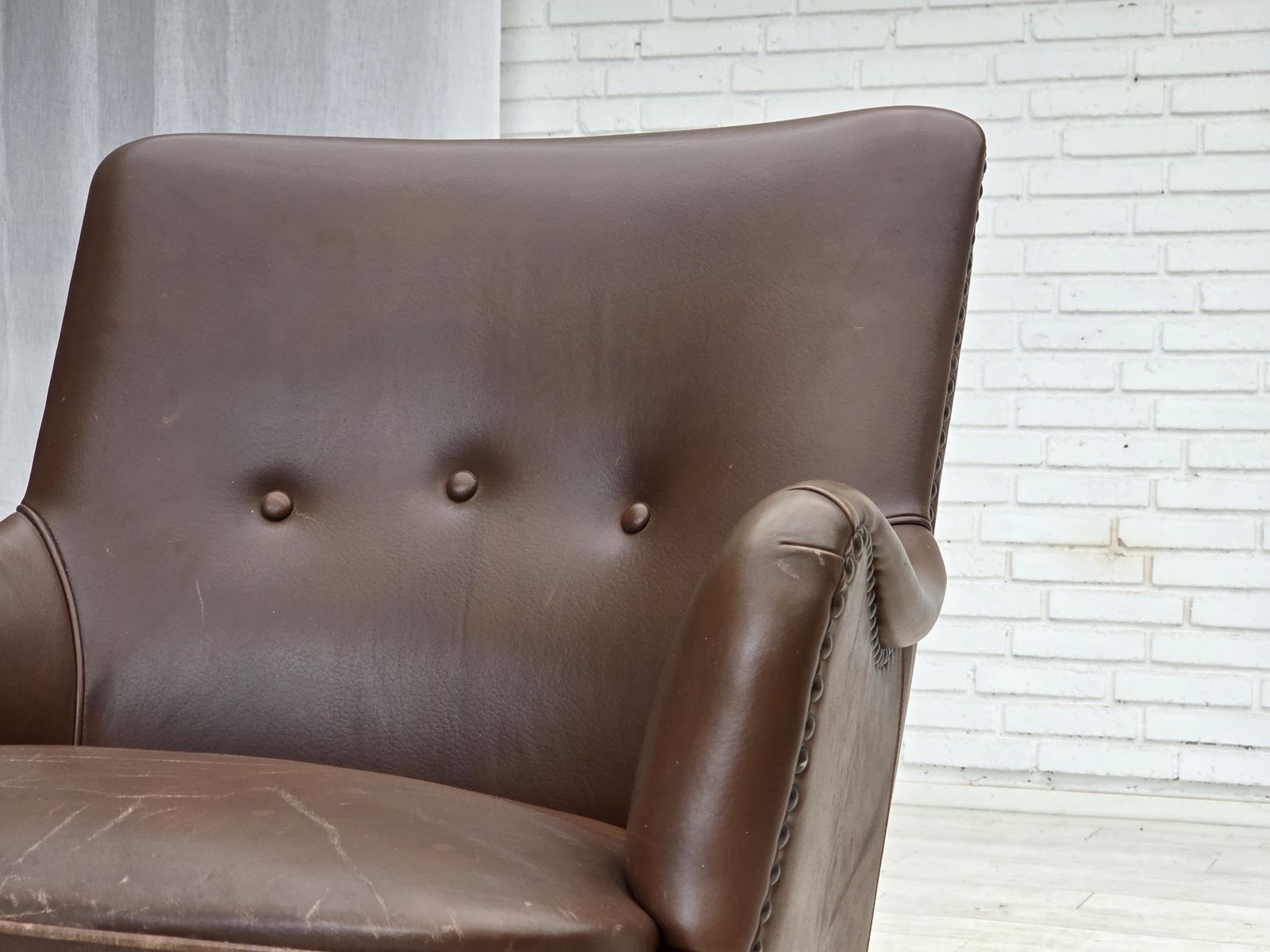 photo furniture Ca. Jaren 1960, Deense Fauteuil, Meubelsleder, Essenhout Poten.
