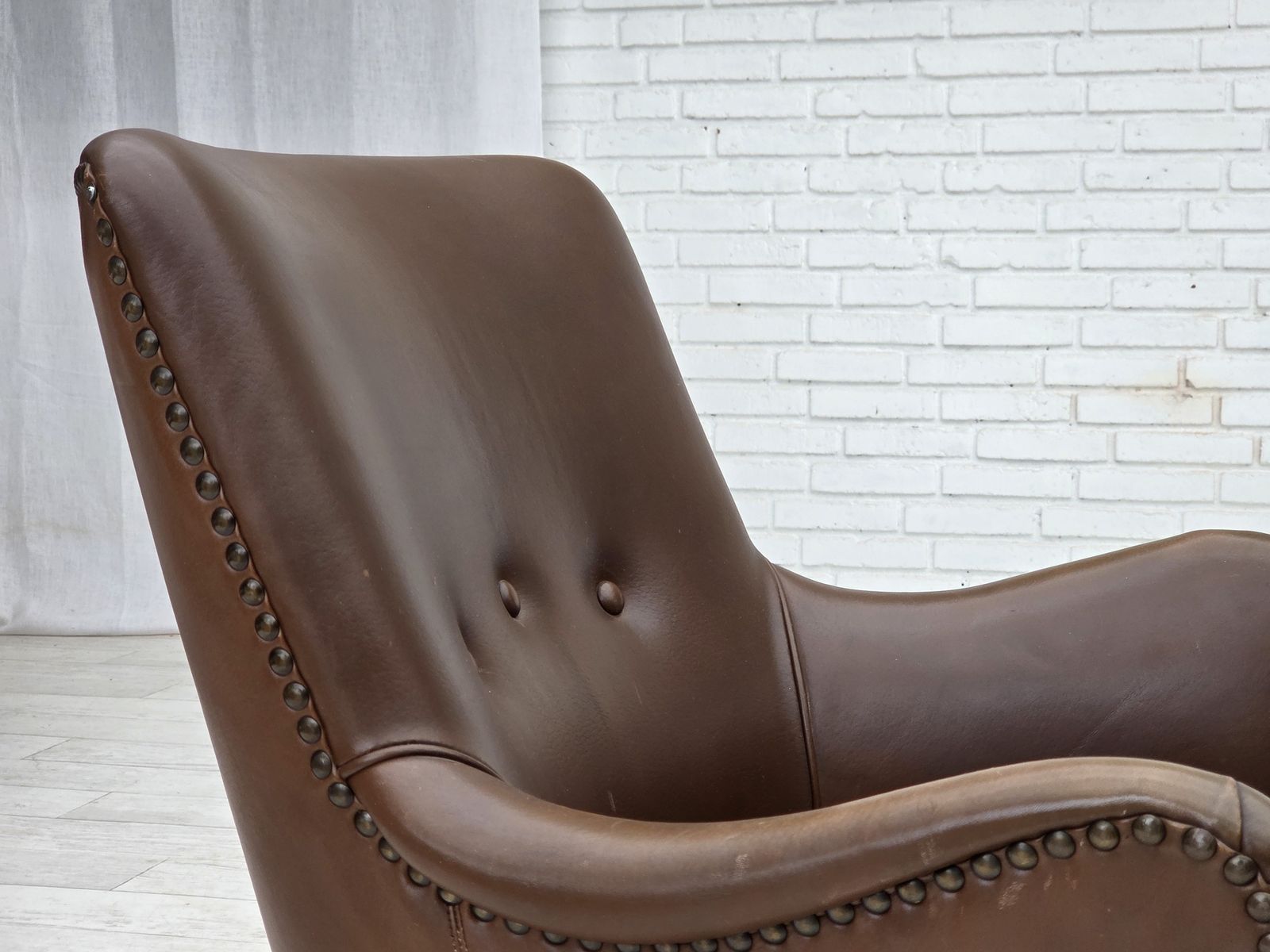 photo for sale Ca. Jaren 1960, Deense Fauteuil, Meubelsleder, Essenhout Poten.
