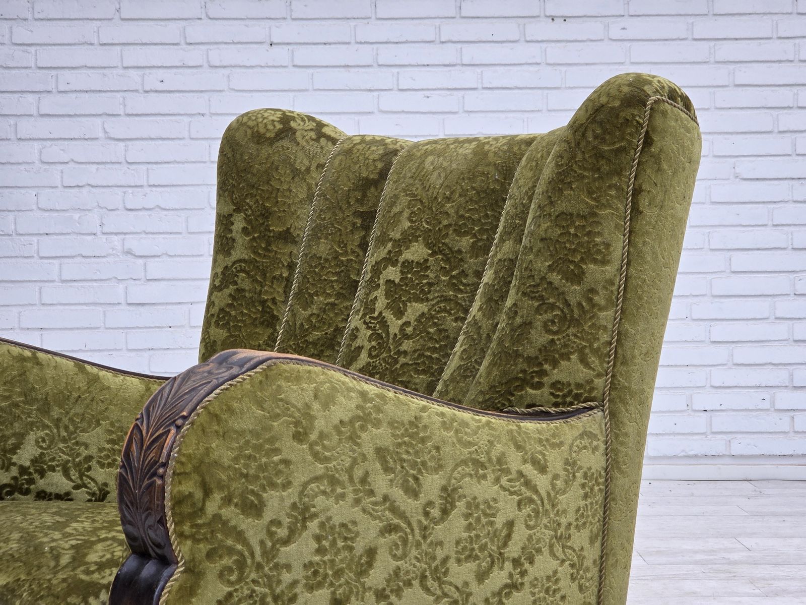 photo vinterior Ca. Jaren 1950, Deense Relaxfauteuil, Meubelvelours, Eikenhout.