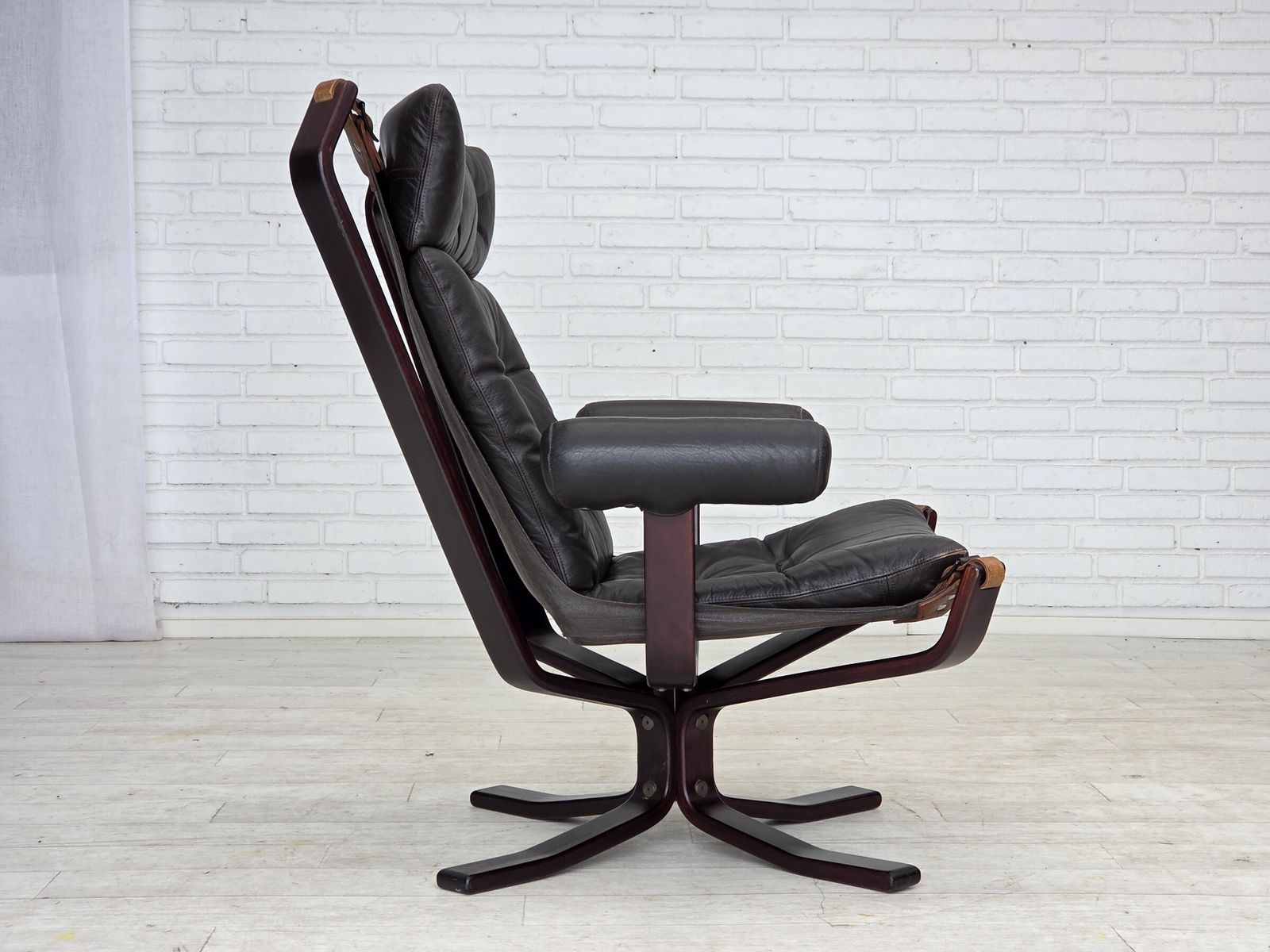 photo vinterior 1970s, Norwegian Design By Sigurd Ressel, Lounge Chair Model "Falcon".