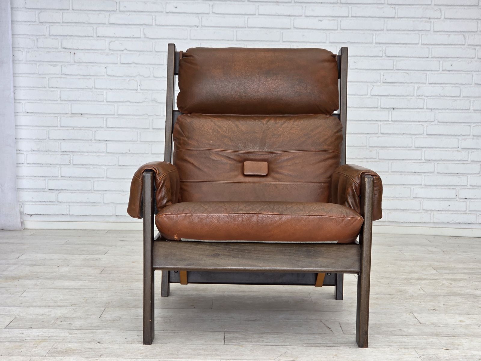 photo furniture 1970s, Scandinavian Armchair, Furniture Leather, Canvas, Oak Wood.