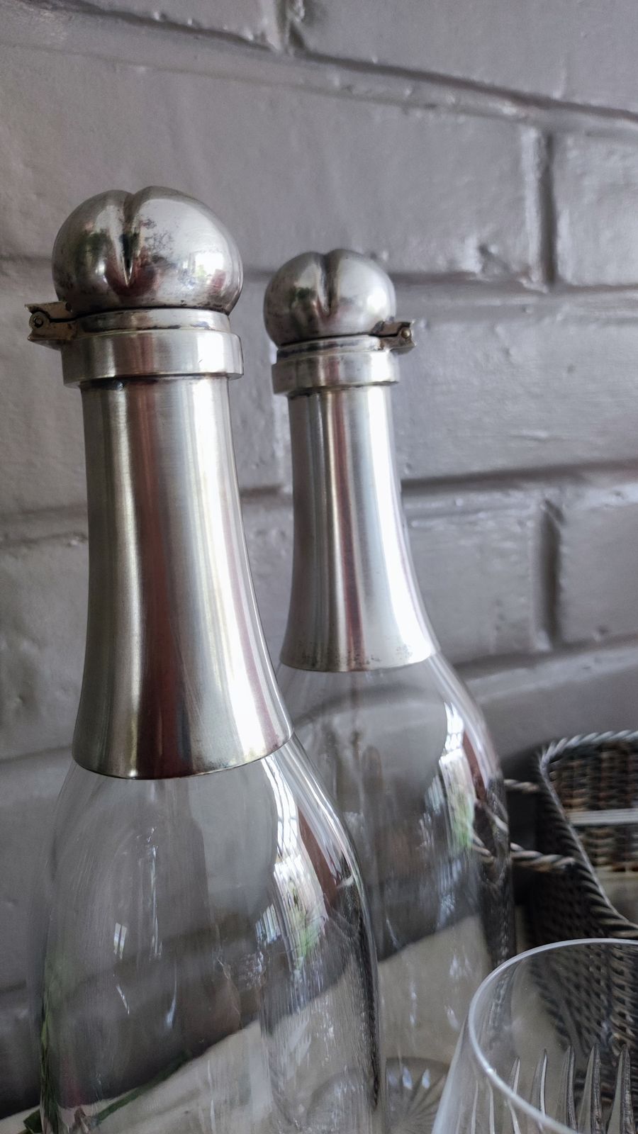photo vintage Victorian Silver Plated Decanter Set In Basket With Glasses