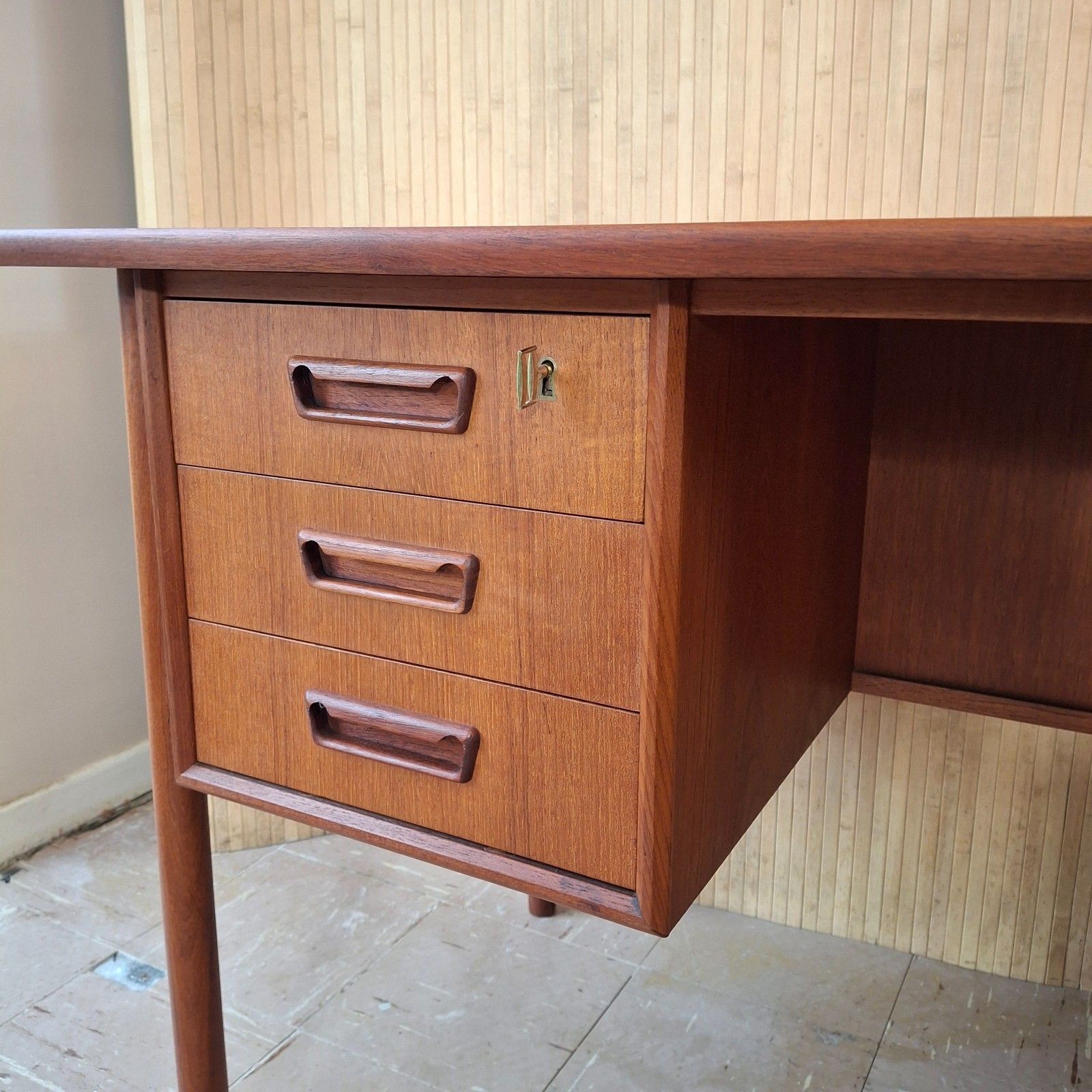 photo furniture Fab 60s Mid Century Modern Danish Gunner Nielsen Tibergaard Teak Desk W/ 2 Keys