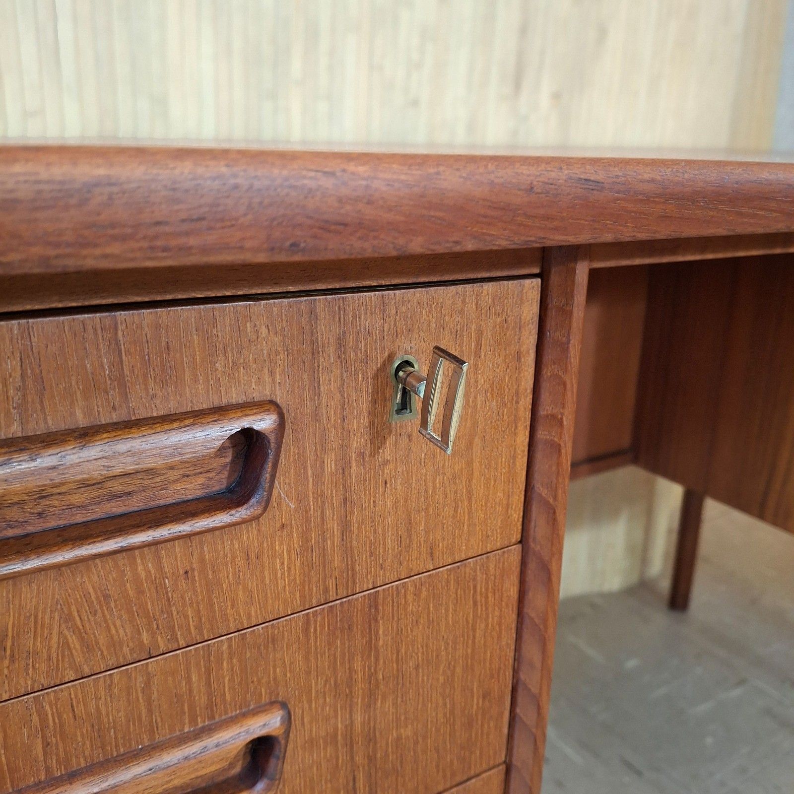photo vinterior Fab 60s Mid Century Modern Danish Gunner Nielsen Tibergaard Teak Desk W/ 2 Keys