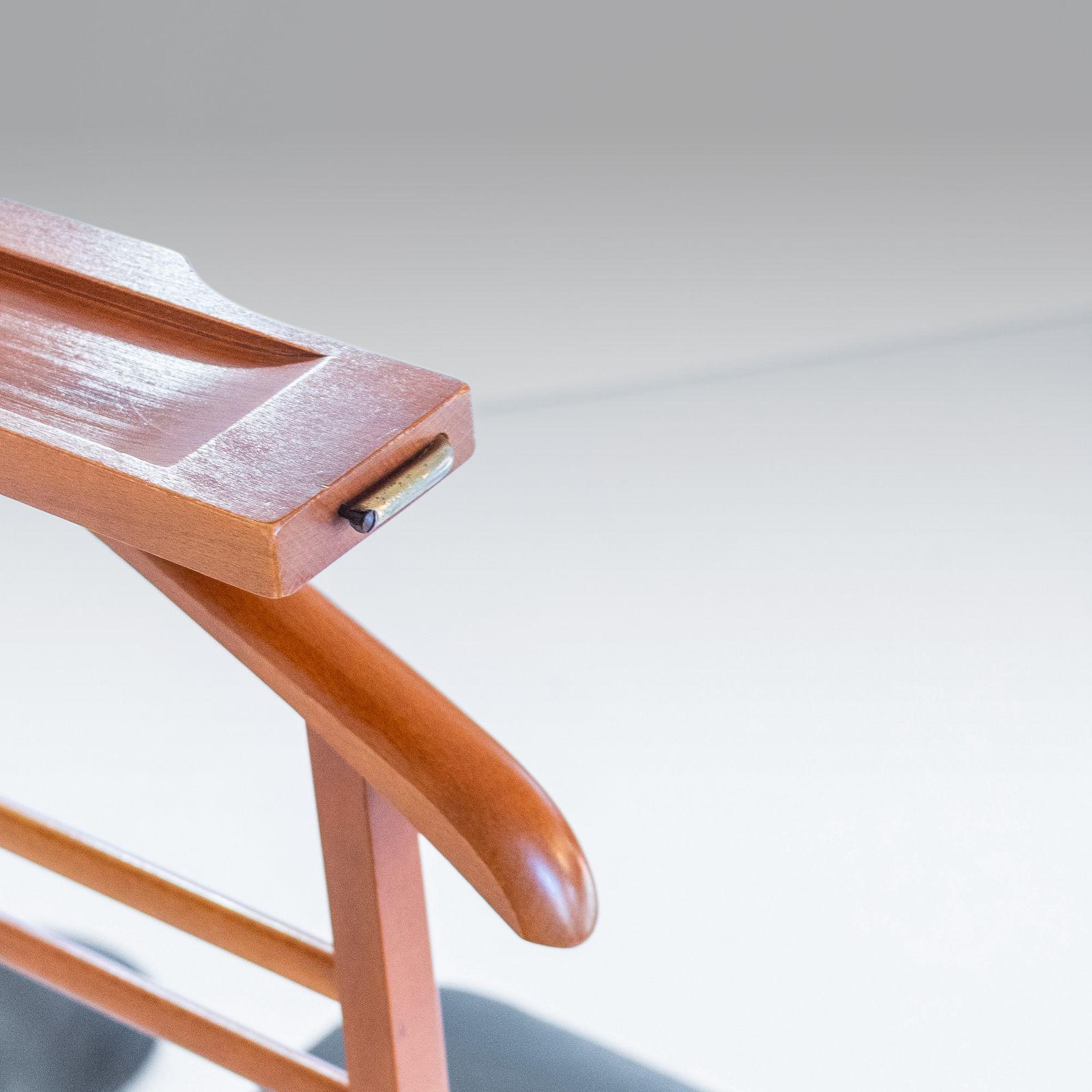 photo furniture Vintage "Dressboy": Italian Mid Century Valet Stand Chair By Reguitti