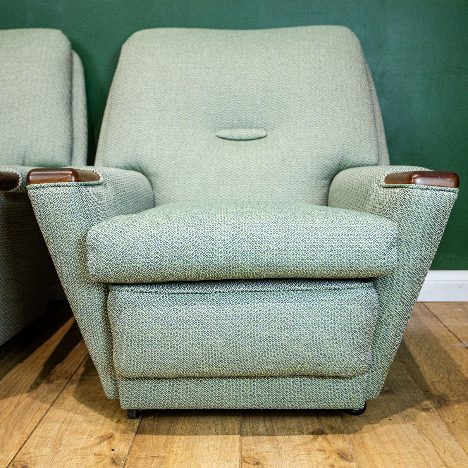 Pair Of Mid Century American Style Armchairs photo vinterior