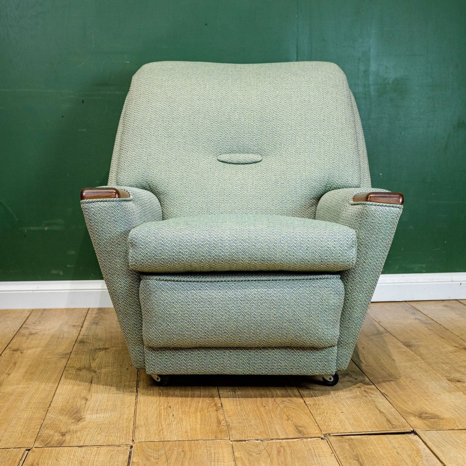 photo vintage Pair Of Mid Century American Style Armchairs