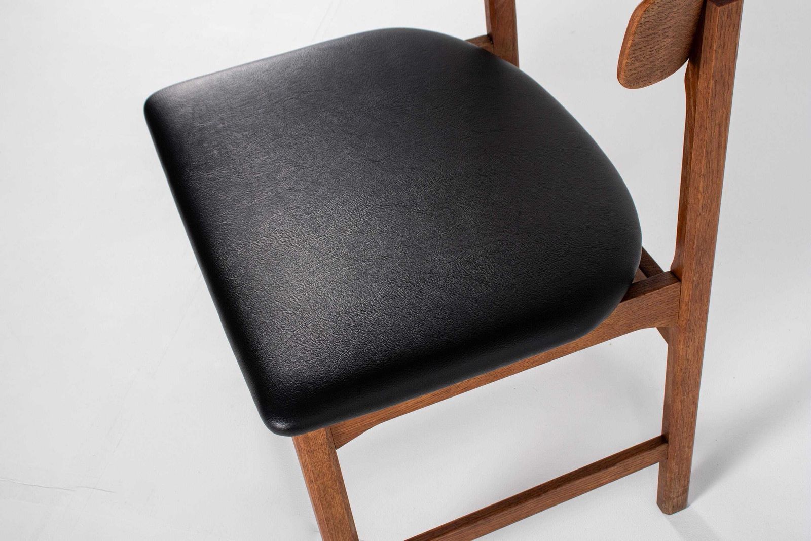 photo vinterior Set Of 4 Danish Oak Dining Chairs, Newly Upholstered In Black Skai, 1960s