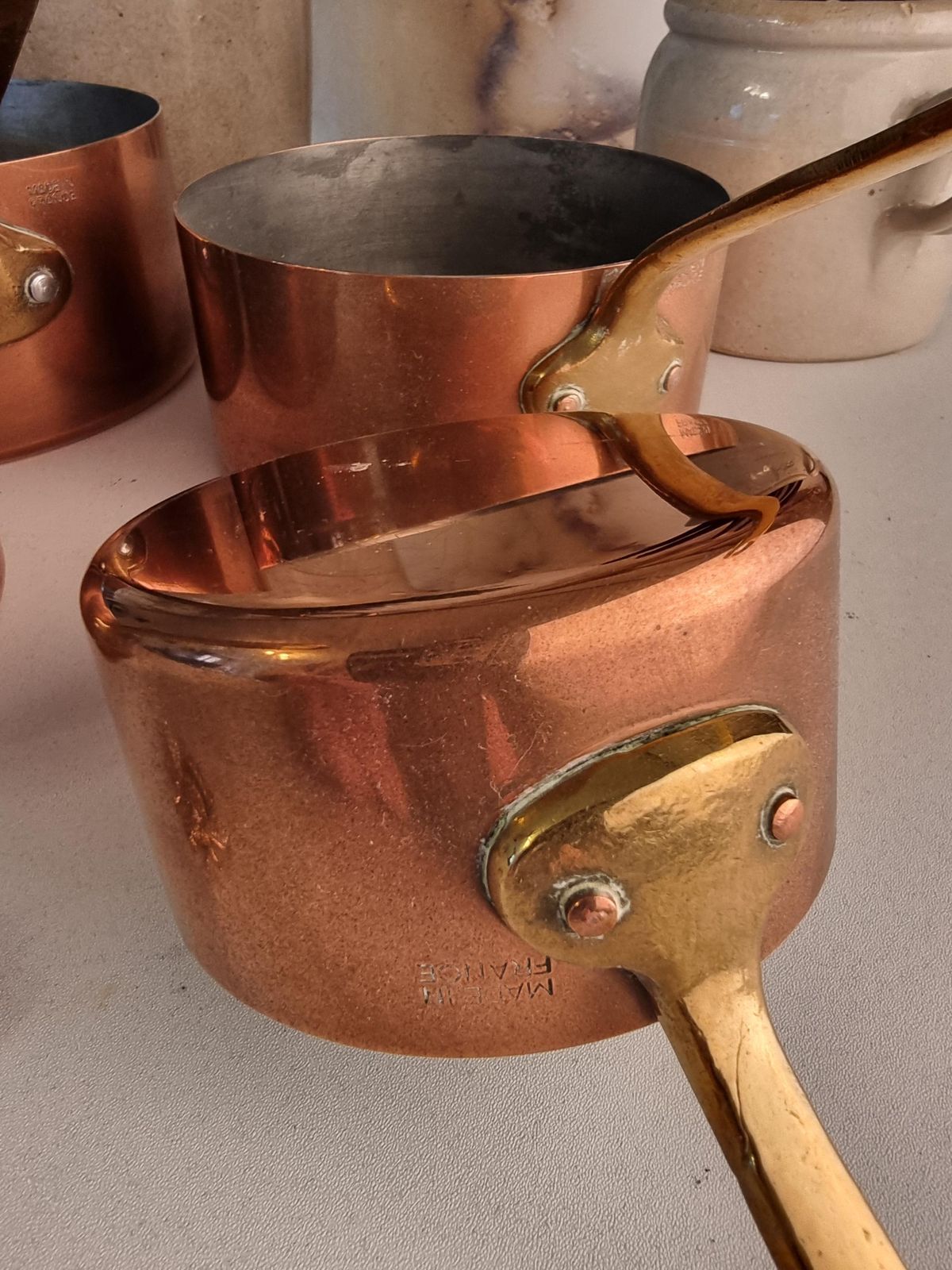 Vintage Set Franse Koperen Steelpannen – Frans Kookgerei, Gemaakt In Frankrijk photo for sale