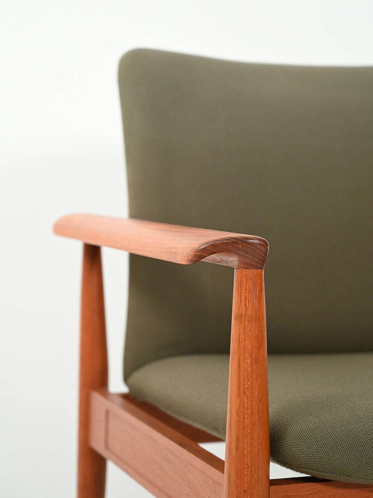 “Diplomat” Armchair By Finn Juhl photo 1400.0