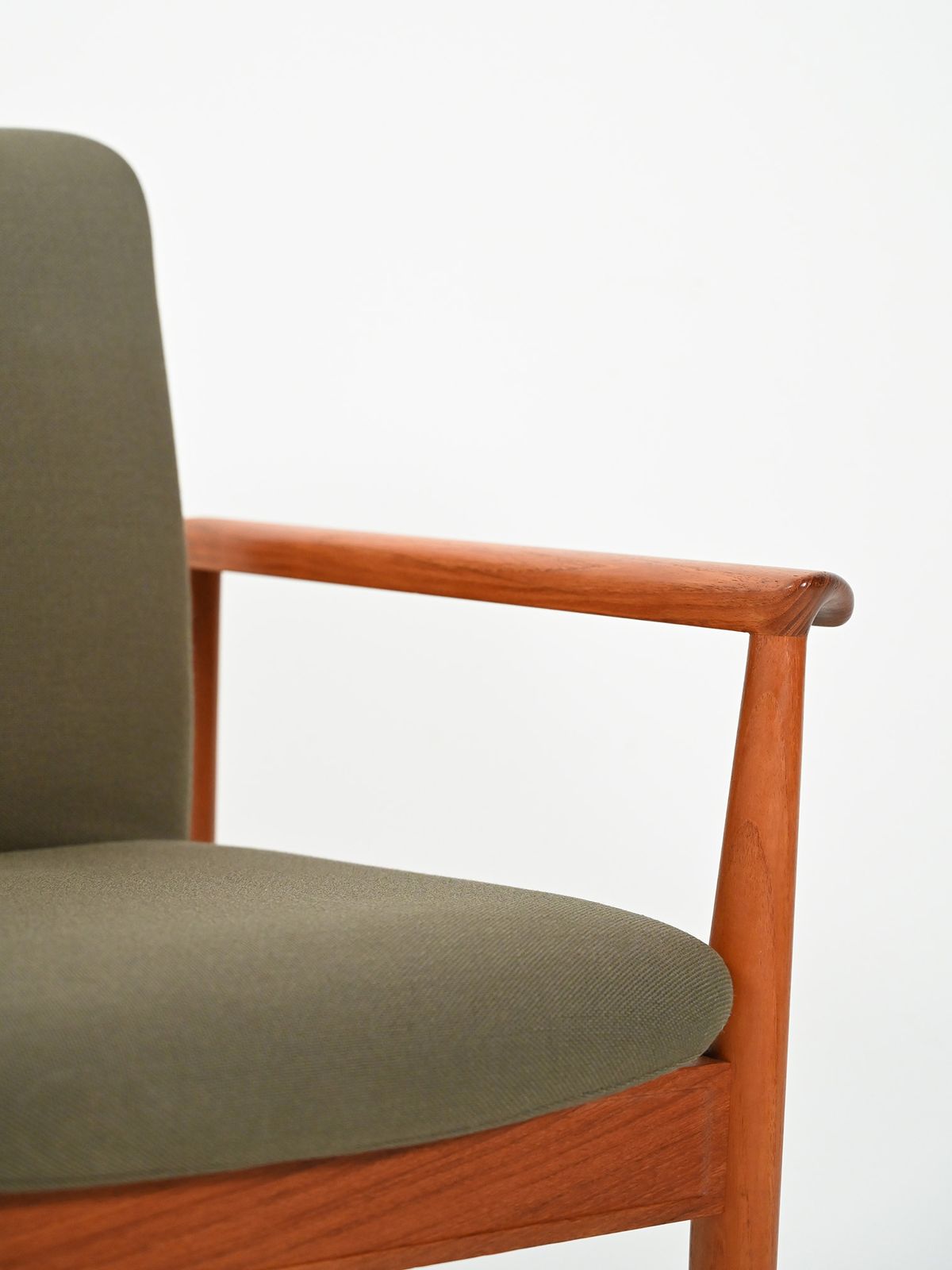 “Diplomat” Armchair By Finn Juhl photo vinterior