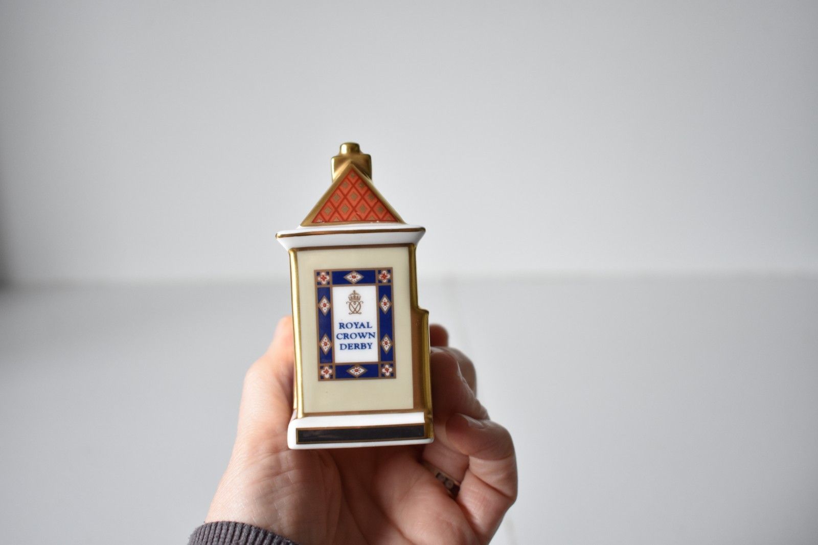 photo furniture Royal Crown Derby The China Shop  Paperweight 2001 Bone China No Box (O)