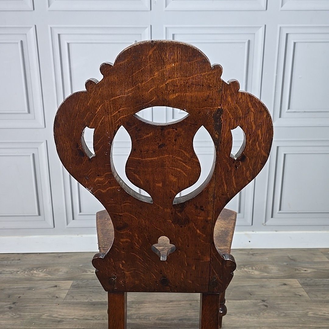 photo vinterior Antique Solid Wooden Chair Victorian With Carved Shield Back Walnut? Hallway