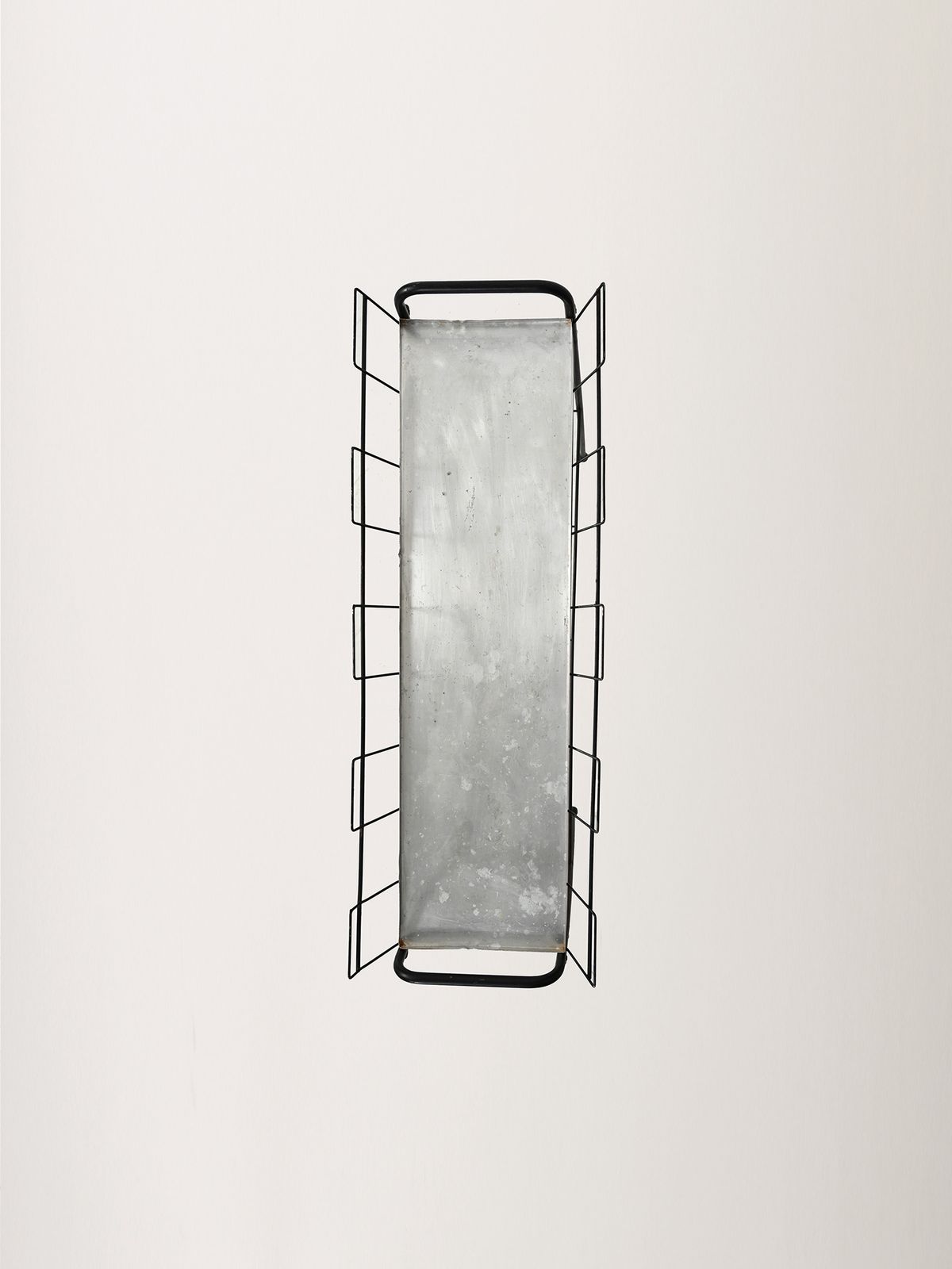 photo furniture Scandinavian Flower Stand In Black Metal And Teak