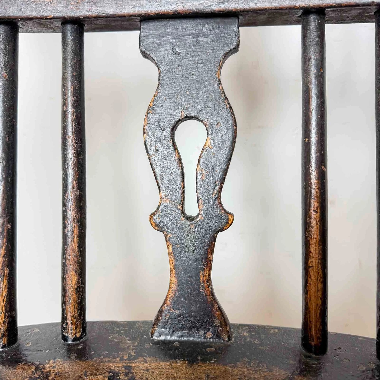 photo vinterior Antique Windsor Chair, Lovely Timeworn Patina