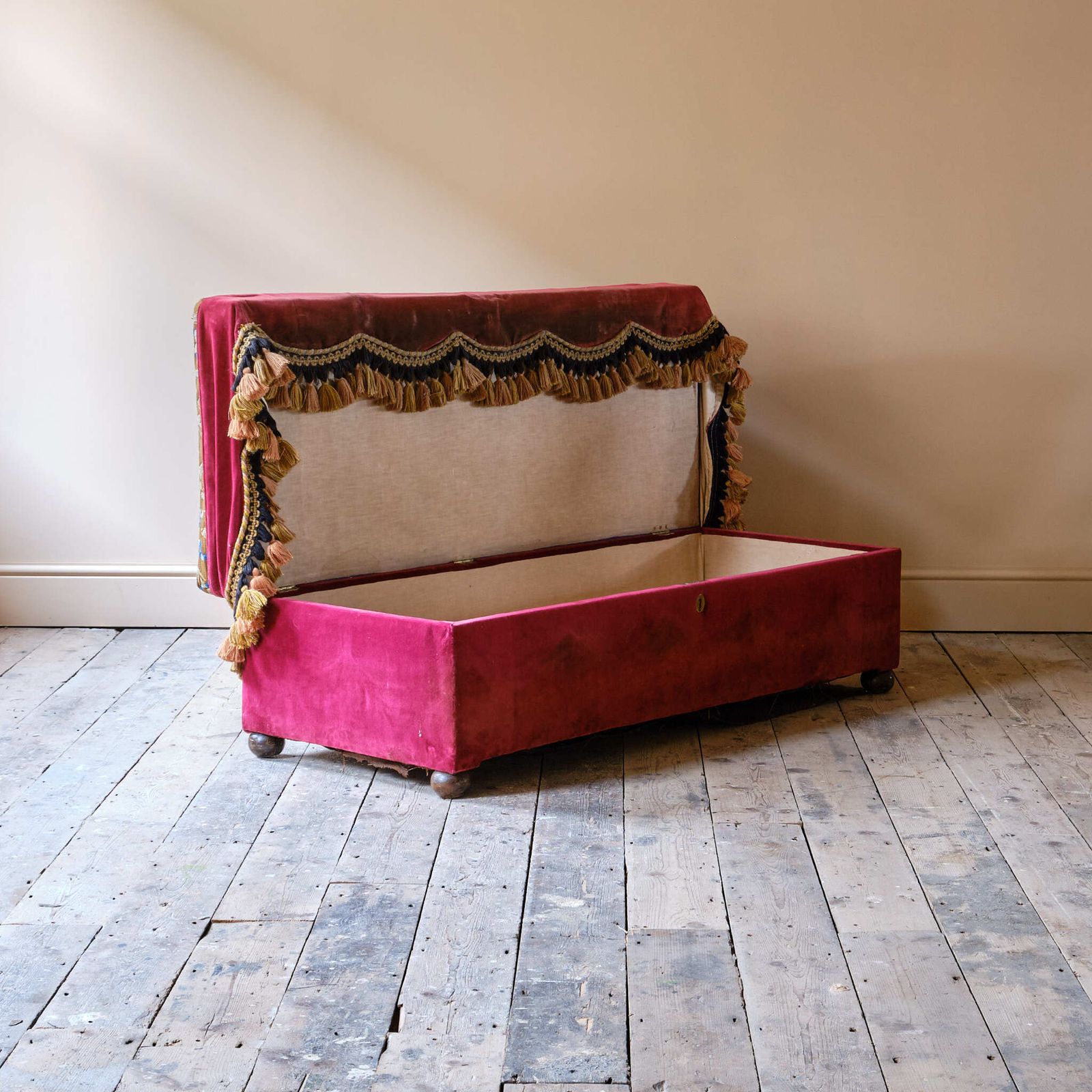 photo furniture Large Country House Ottoman By Hallett & Sons