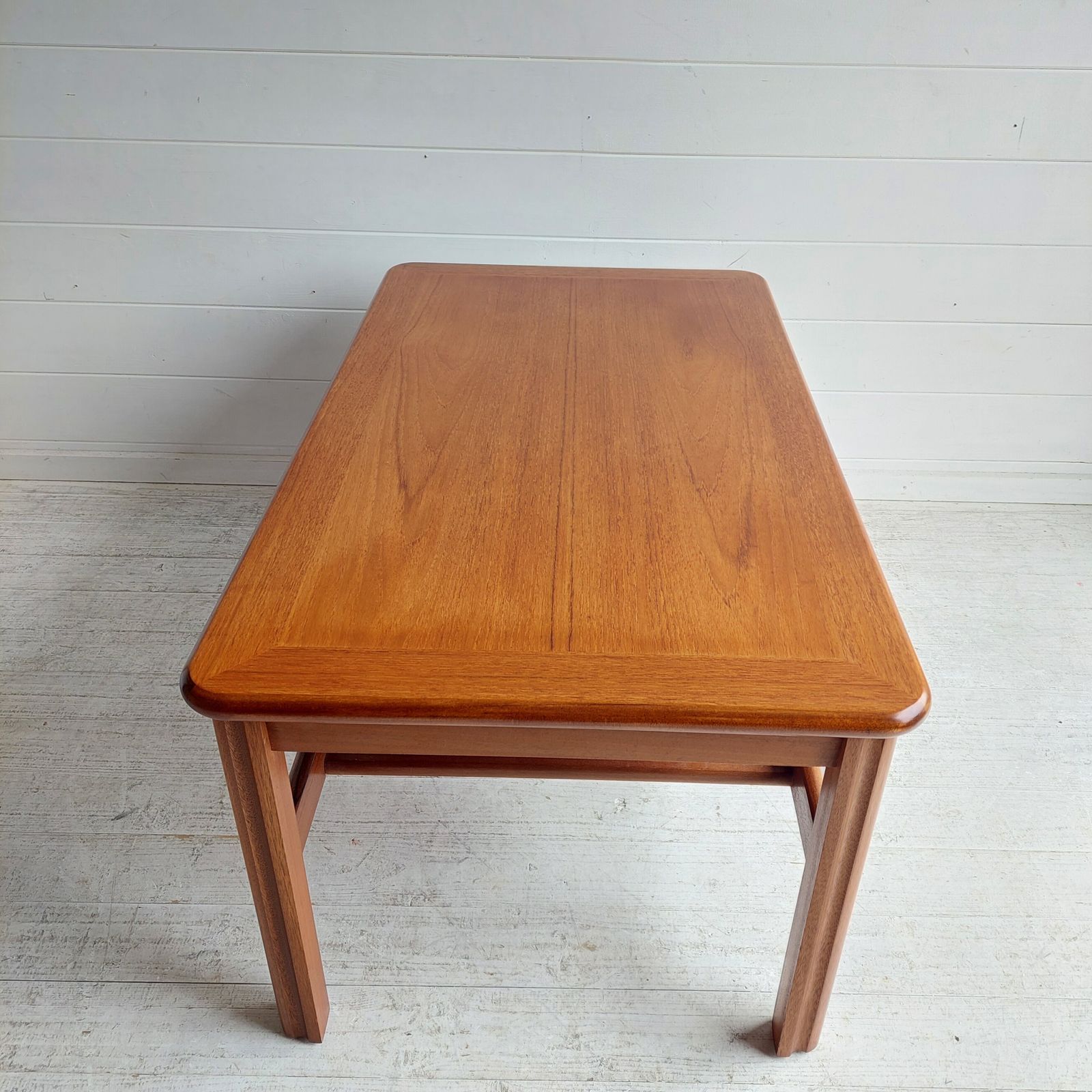 photo vintage Mid Century Teak Two Tier Coffee Table With Slatted Magazine Rack. 60s Danish Gplan Style