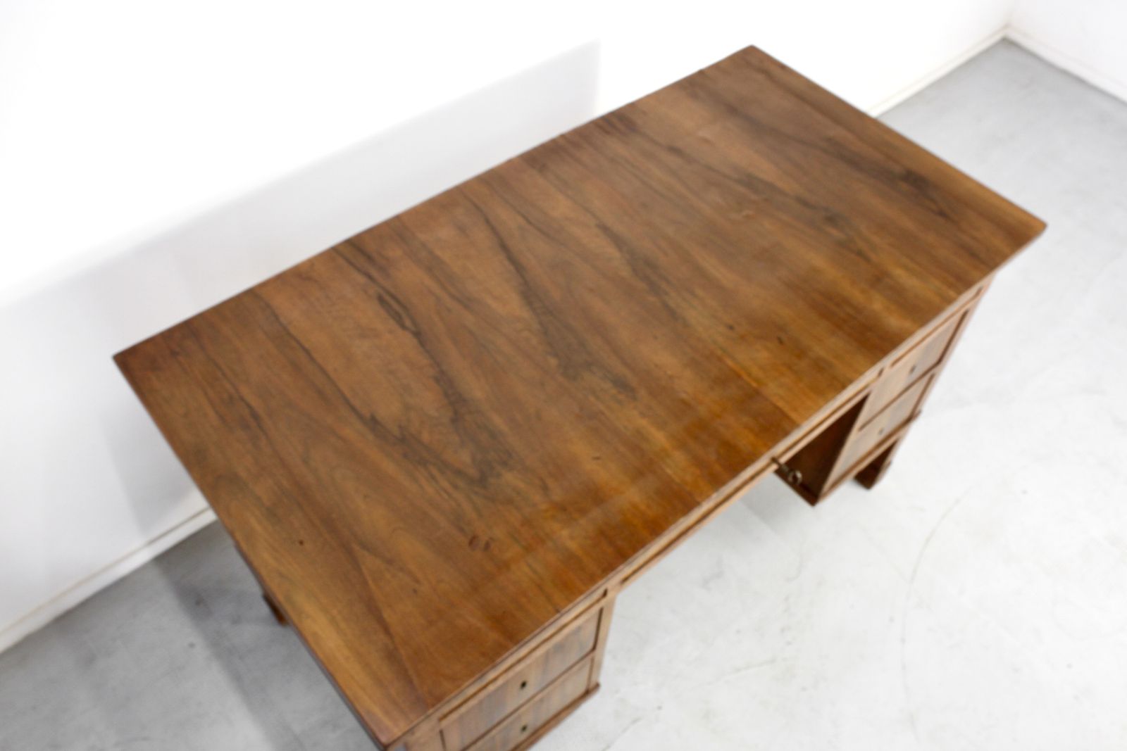 Italian Art Deco Desk In Dark Walnut Burl. photo vintage