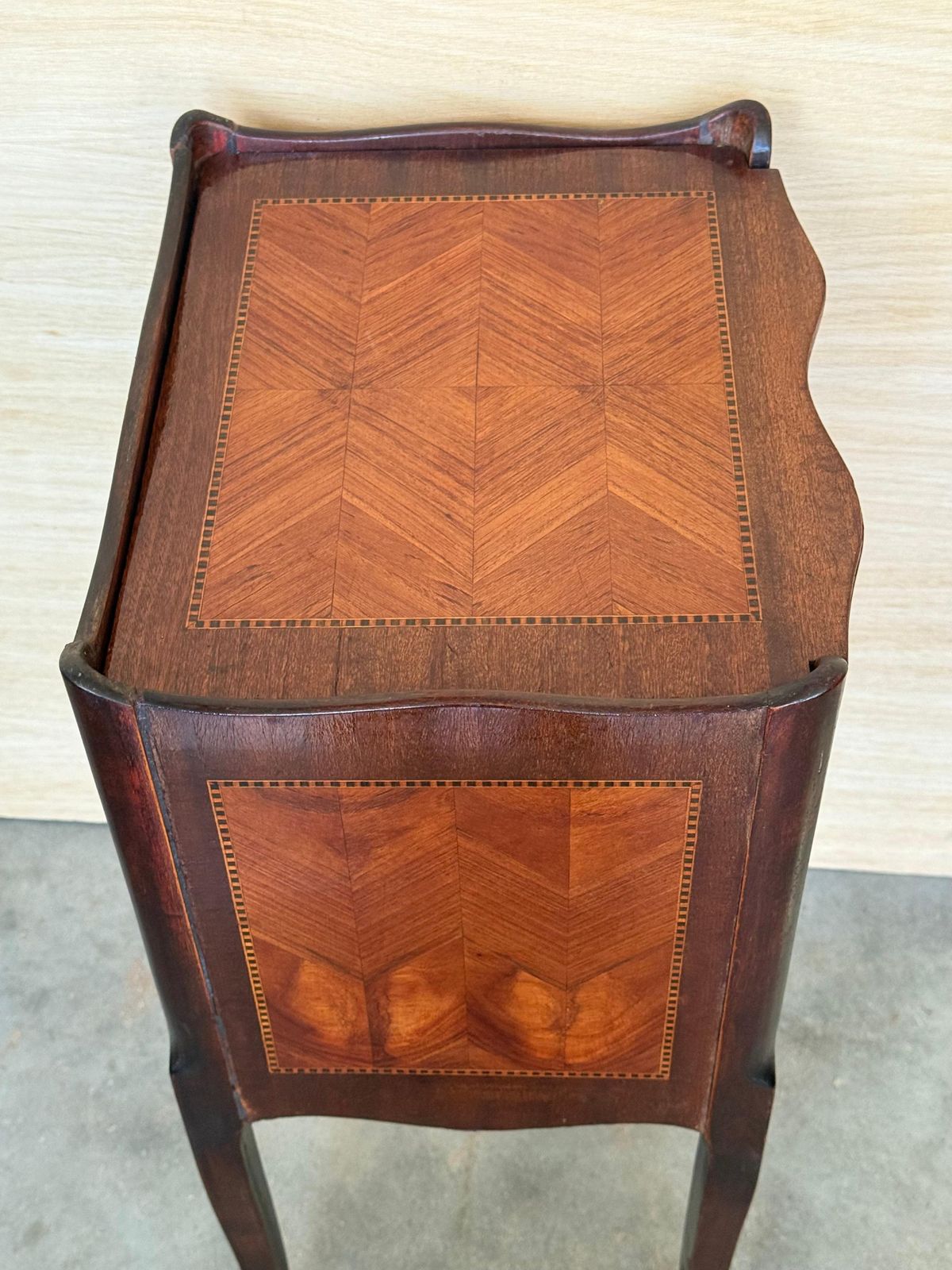 Mobilier Tables de chevet françaises en marqueterie de noyer à trois tiroirs, années 1940, lot de 2 photo