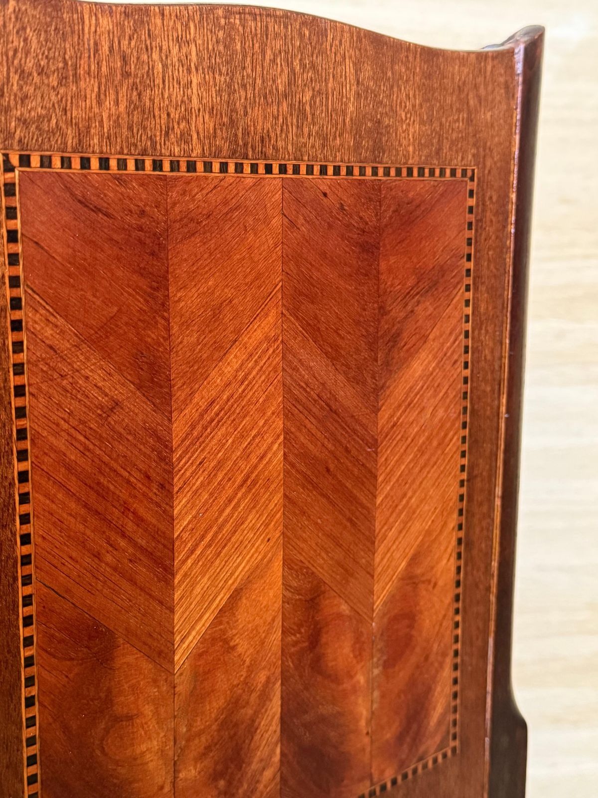 photo vinterior Tables de chevet françaises en marqueterie de noyer à trois tiroirs, années 1940, lot de 2