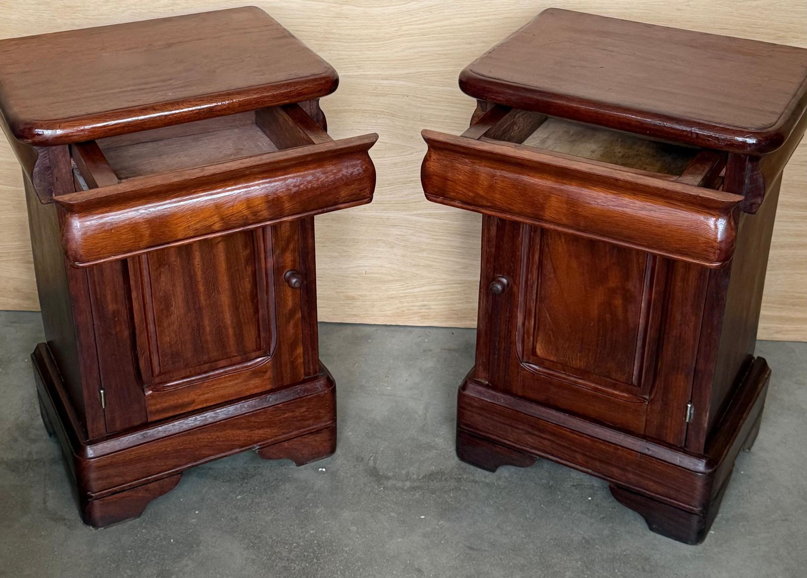 Paire de tables de chevet Biedermeier en noyer massif, tiroir et porte, 1920 photo buy