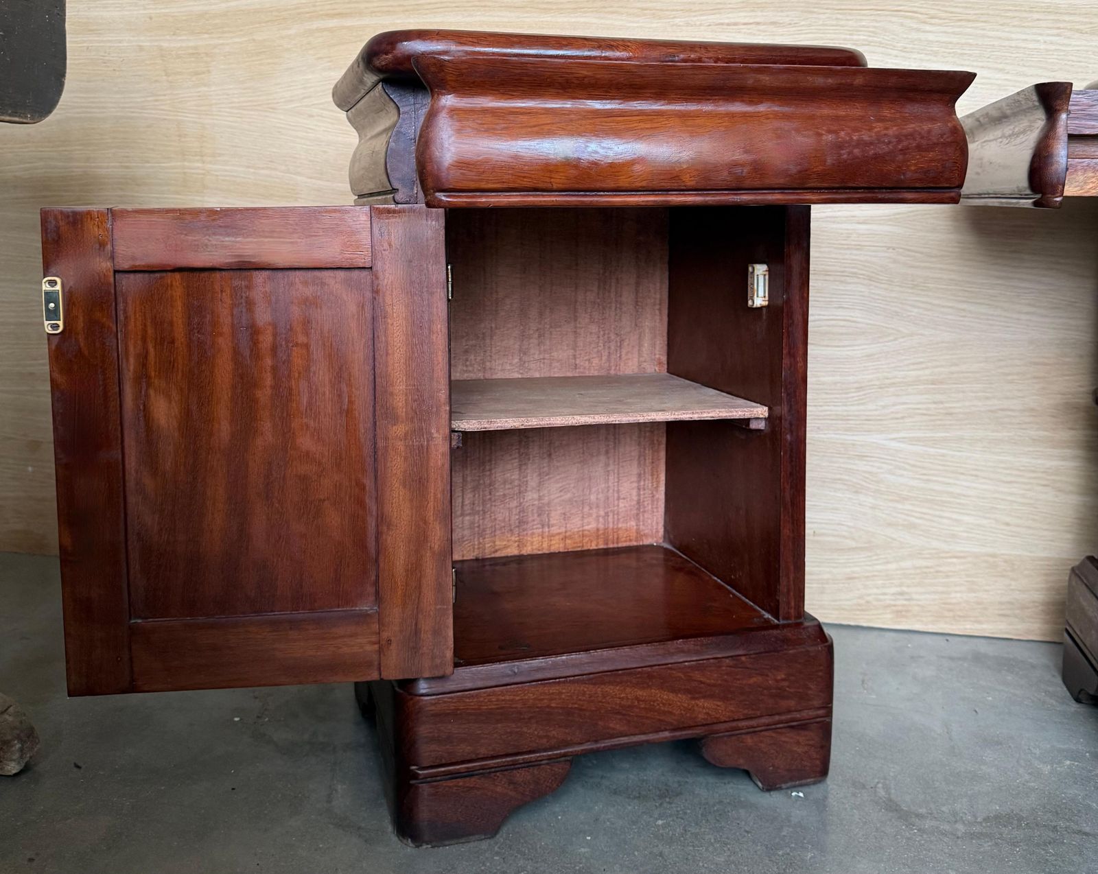 photo furniture Paire de tables de chevet Biedermeier en noyer massif, tiroir et porte, 1920