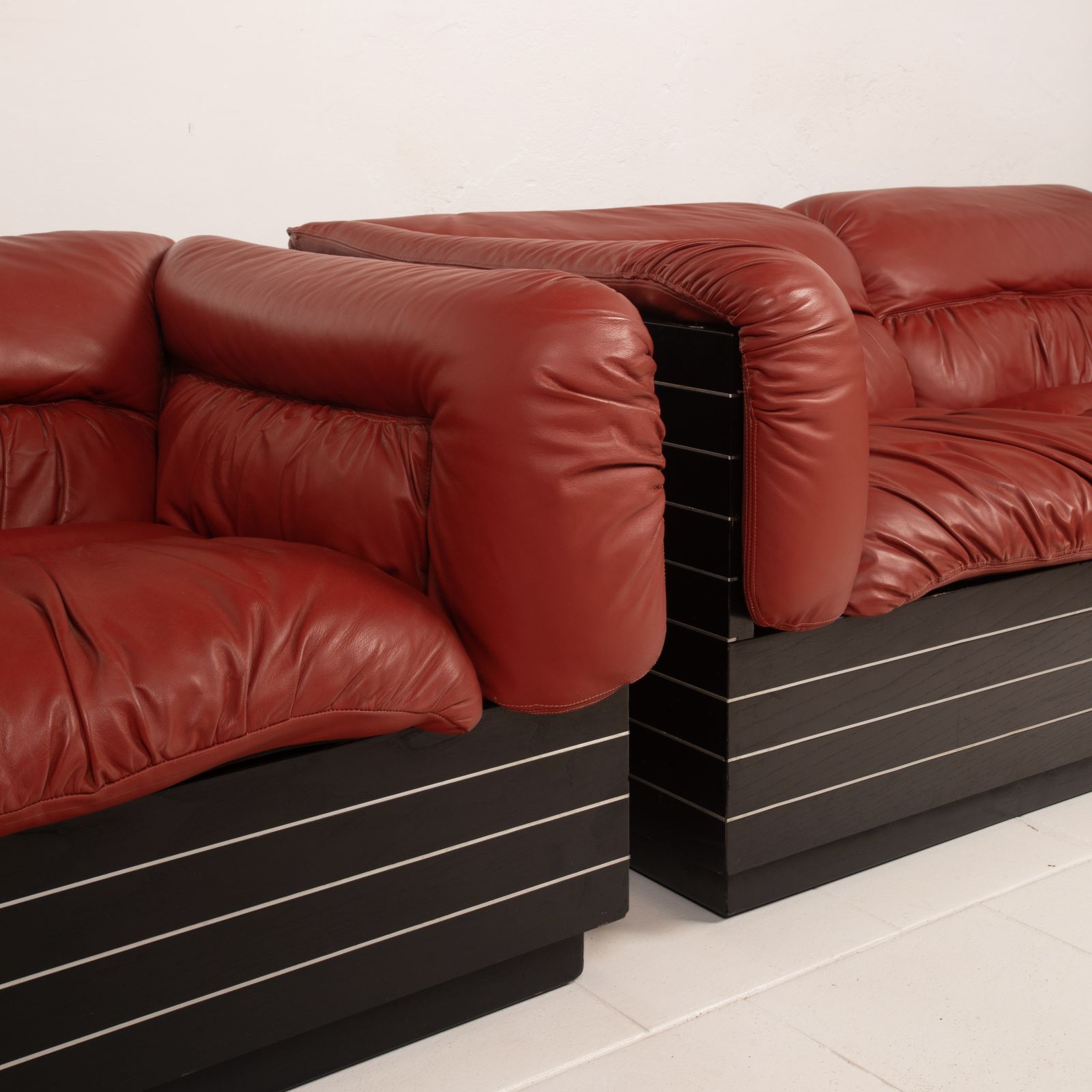 photo vinterior Pair Of Strato Sofas By Giovanni Offredi For Saporiti, 1970