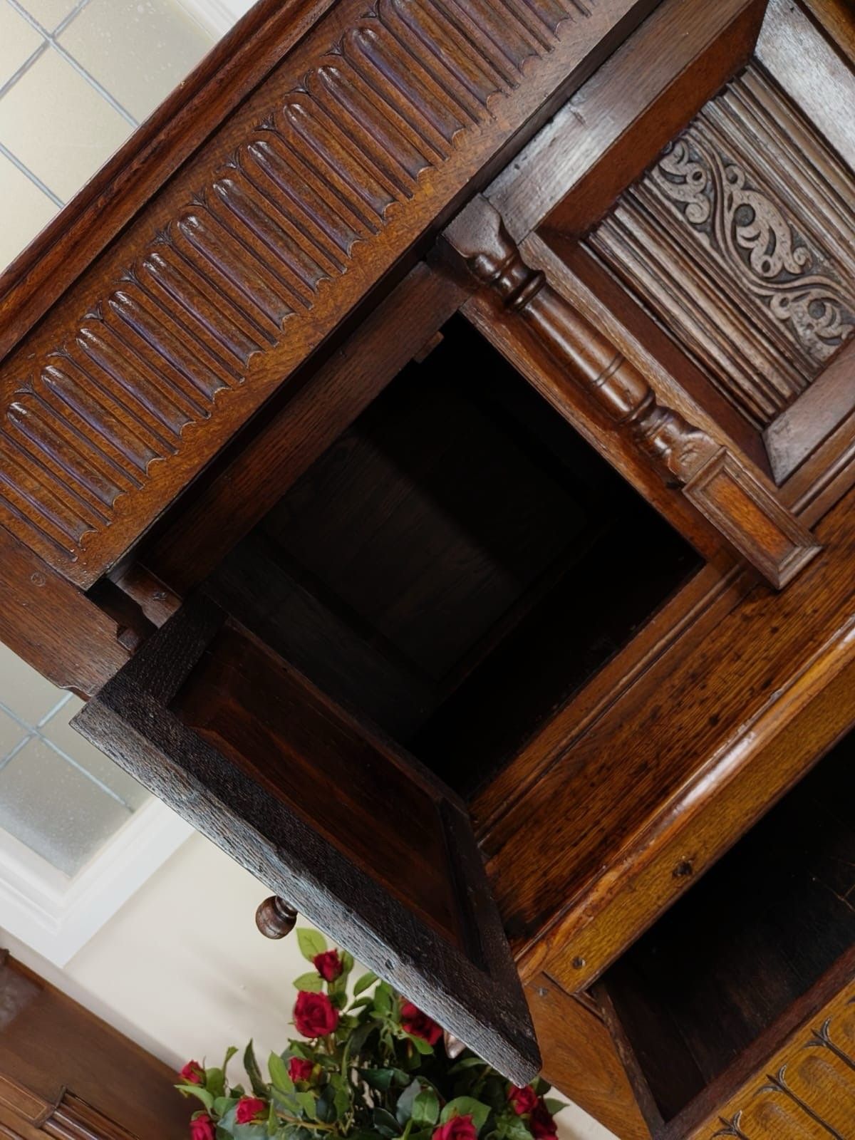 photo vintage Rare 18th Century Georgian Period Large Solid Oak Carved Court Cupboard
