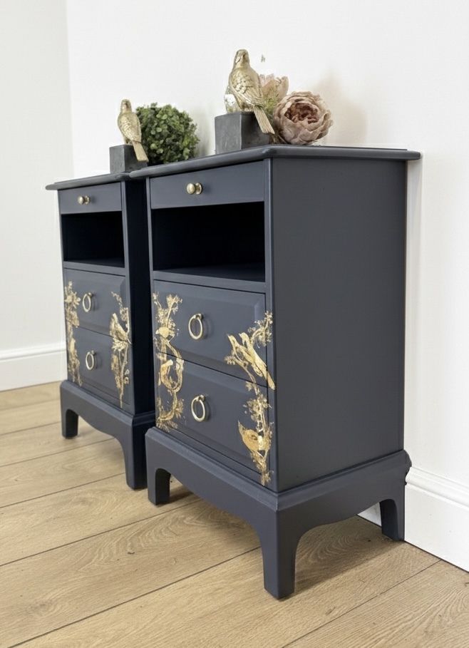675.0 Rare Refinished Stag Minstrel Tea Tray Bedside Tables In Navy Blue With Gold Floral Bird Design, Nightstands, Vintage photo