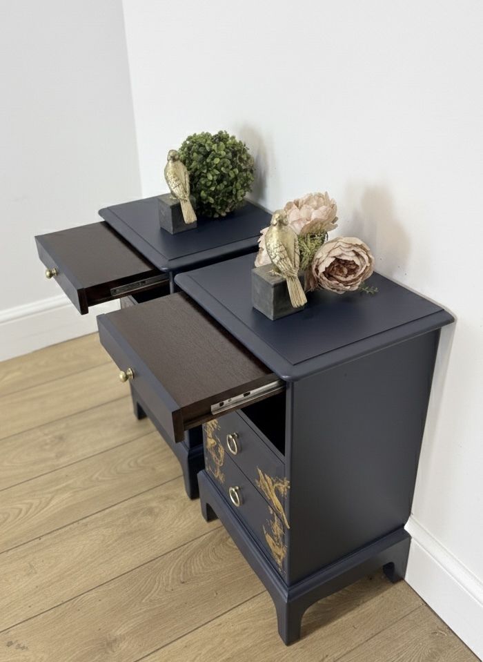 Rare Refinished Stag Minstrel Tea Tray Bedside Tables In Navy Blue With Gold Floral Bird Design, Nightstands, Vintage photo vinterior
