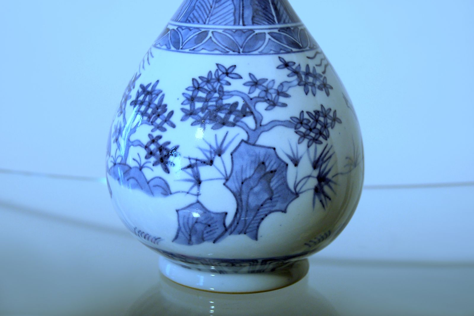 Small Porcelain Vase   Qing Dynasty / Qianlong   Jiaqing Period / 19th Century photo vinterior