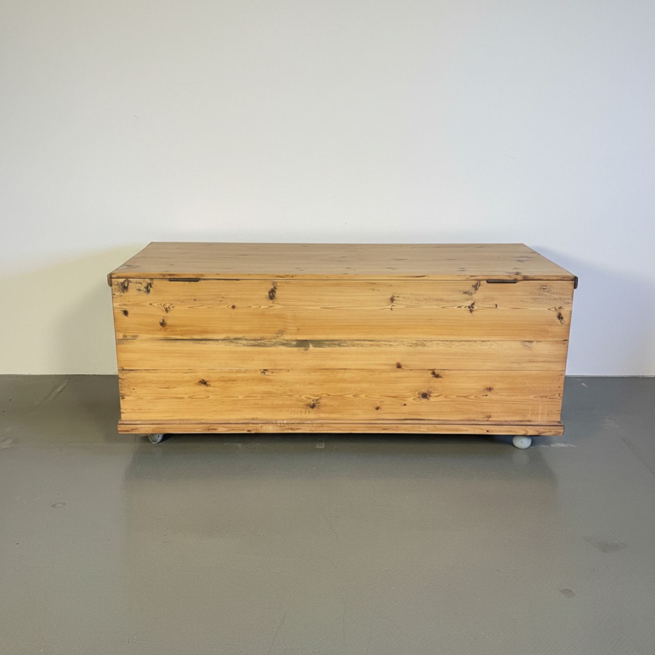 photo furniture Victorian Large Pine Trunk On Wheels
