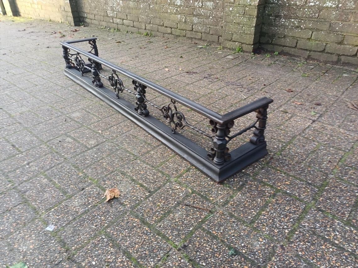 Grand Vintage Victorian Cast Iron And Steel Fireplace Fender 35kg Ornate Scrollwork Original Antique Architectural photo vinterior