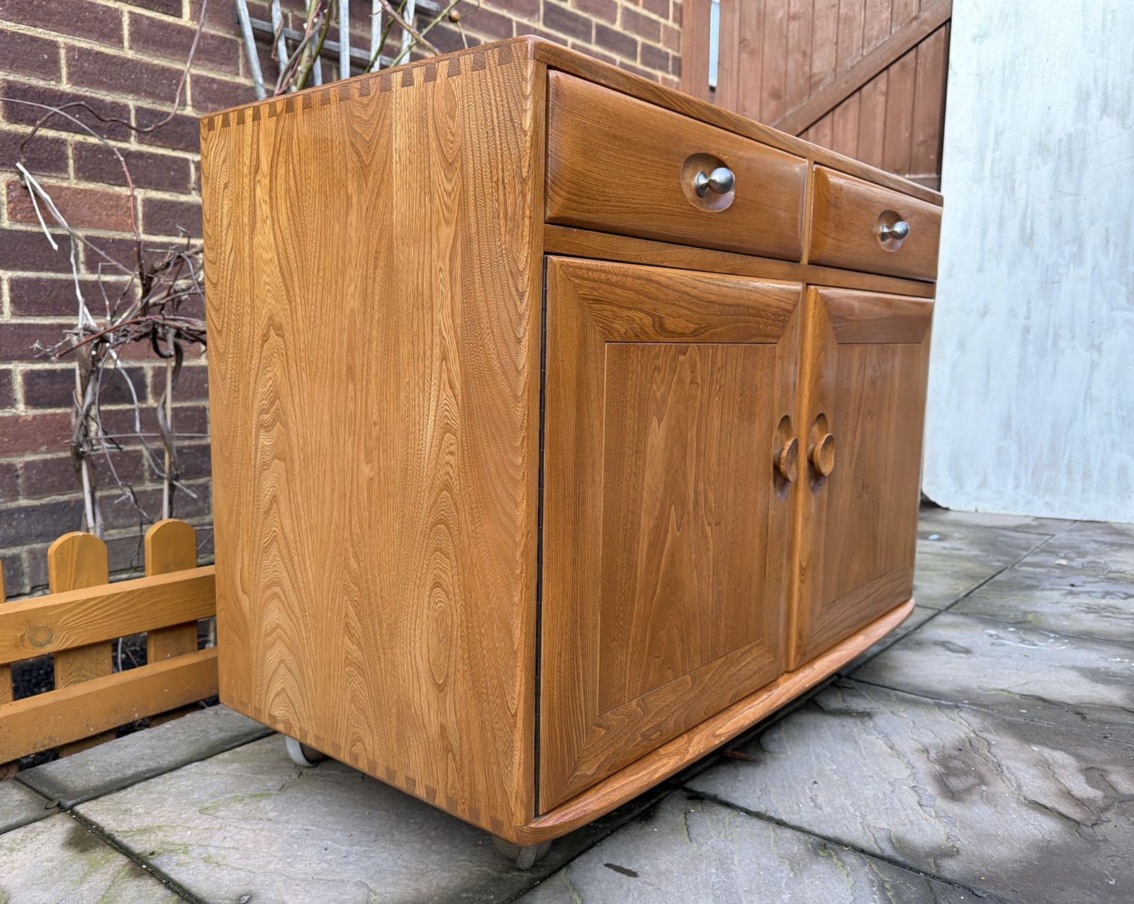 photo vinterior Pretty Ercol Windsor Cabinet With Drawers  – Great Condition, Rrp £3,060