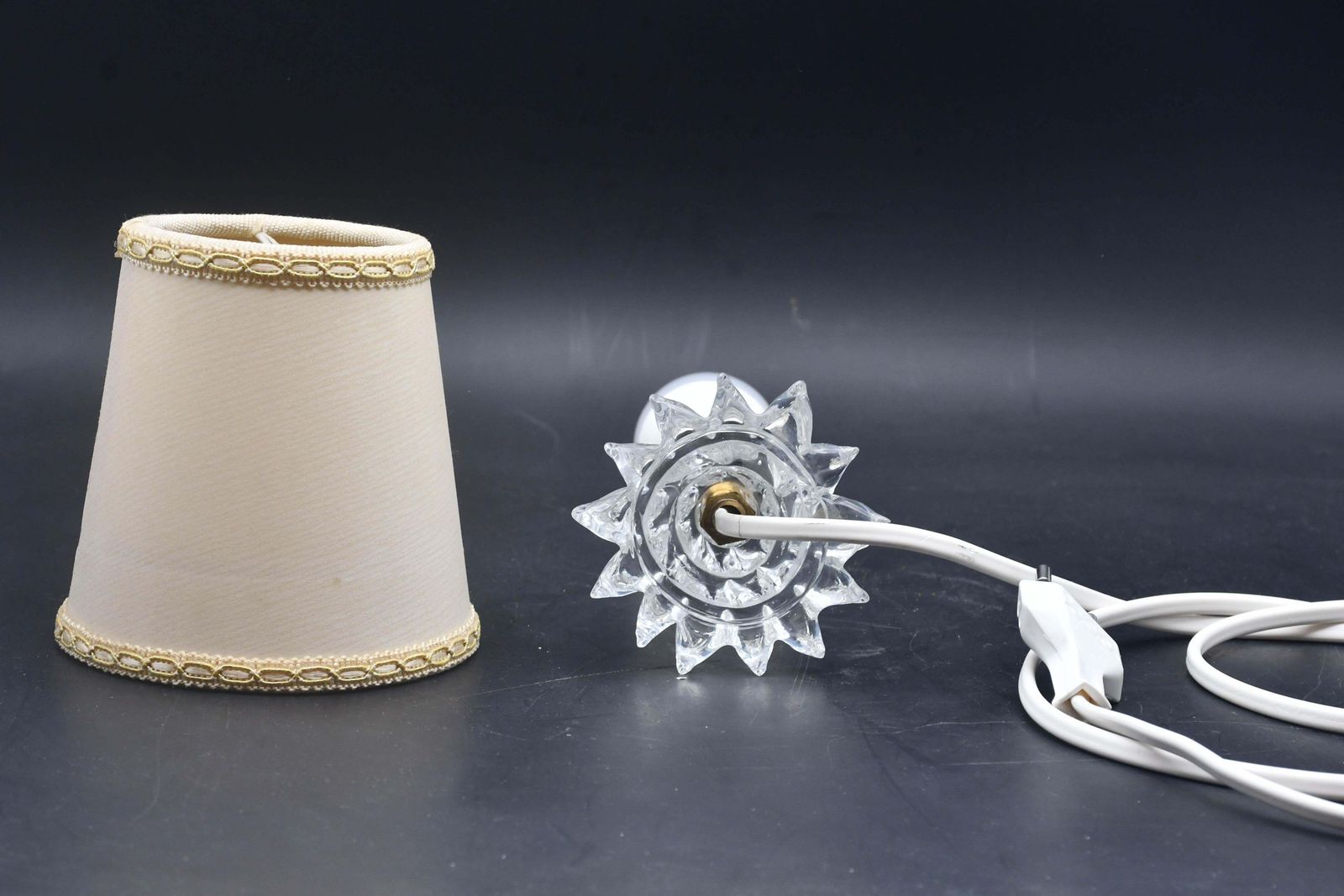 photo furniture Charming Table Lamp In Rostrato Murano Glass Vase For Barovier & Toso, 1940s