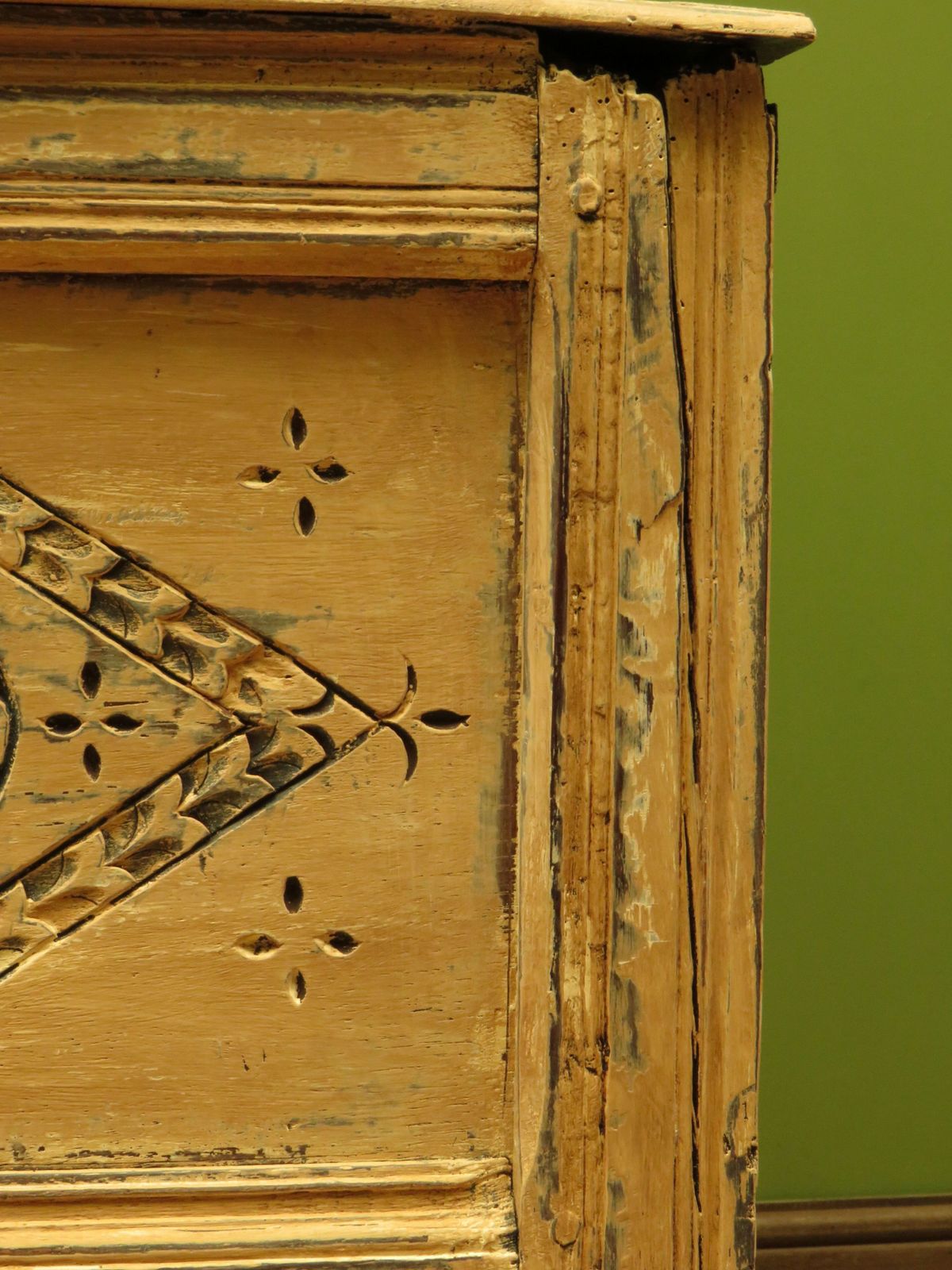 photo vintage Shabby Chic Cupboard With Stencilled Detailing