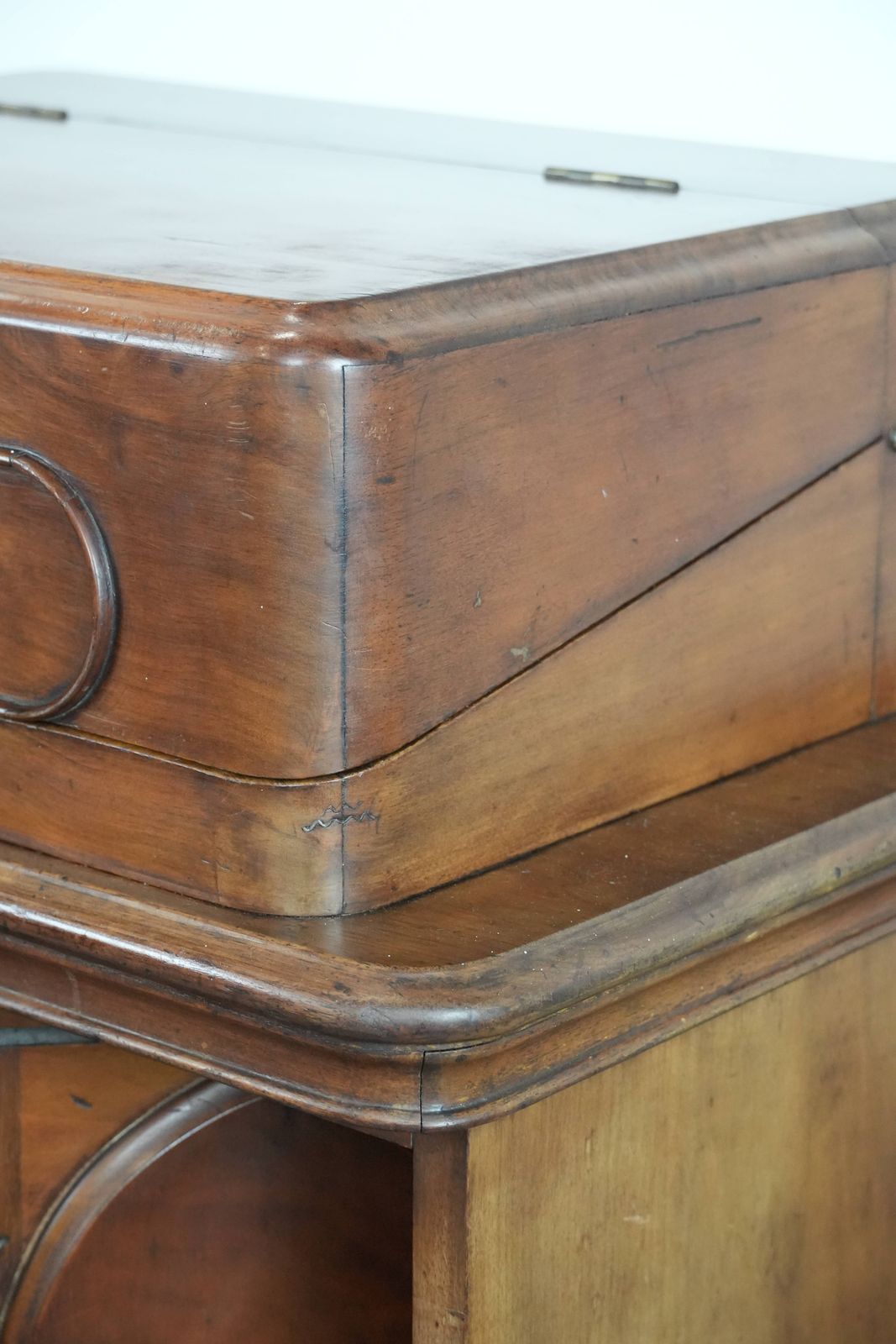 photo vintage Beautiful And Antique Standing Desk/Counter/English Writing Table From The 19th Century With An Authentic Look