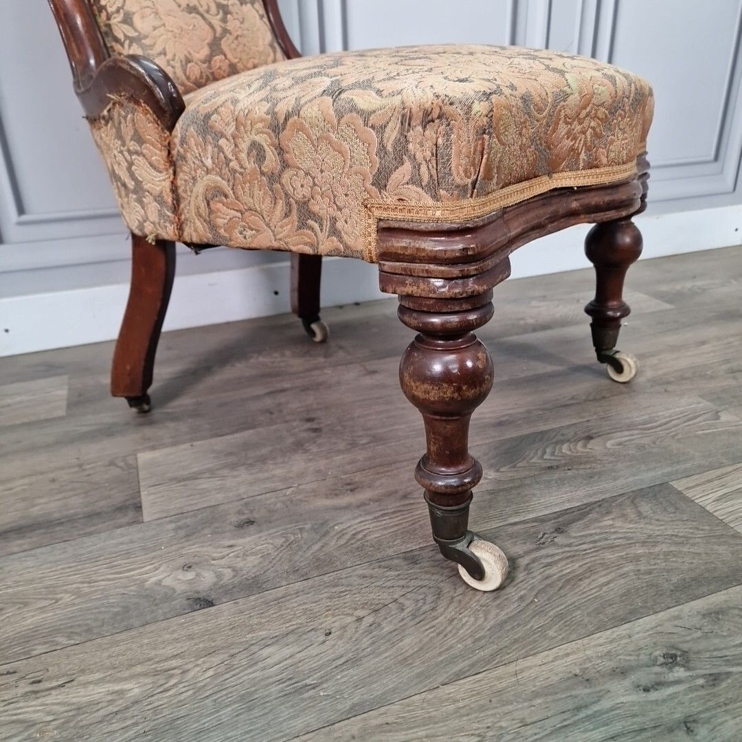 photo vintage Antique Victorian Lounge Chair Spoon Back Fireside Carved Nursing Seat Wooden