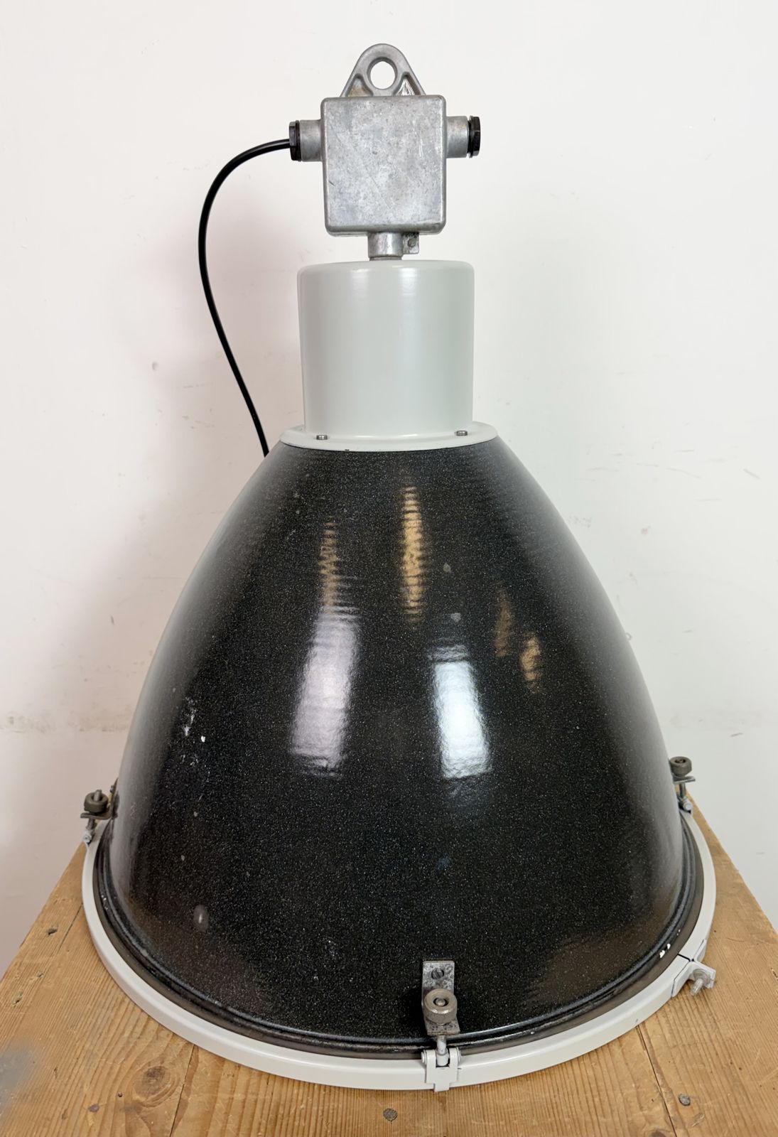 photo vinterior Large Industrial Black Enamel Factory Pendant Lamp With Glass Cover, 1960s, 20x