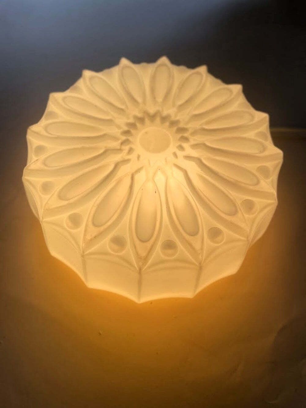 Mid Century Tsjechoslowaaks Geperst Melkglas Plafondlamp Ca. Jaren 1950–1970 photo 140.0