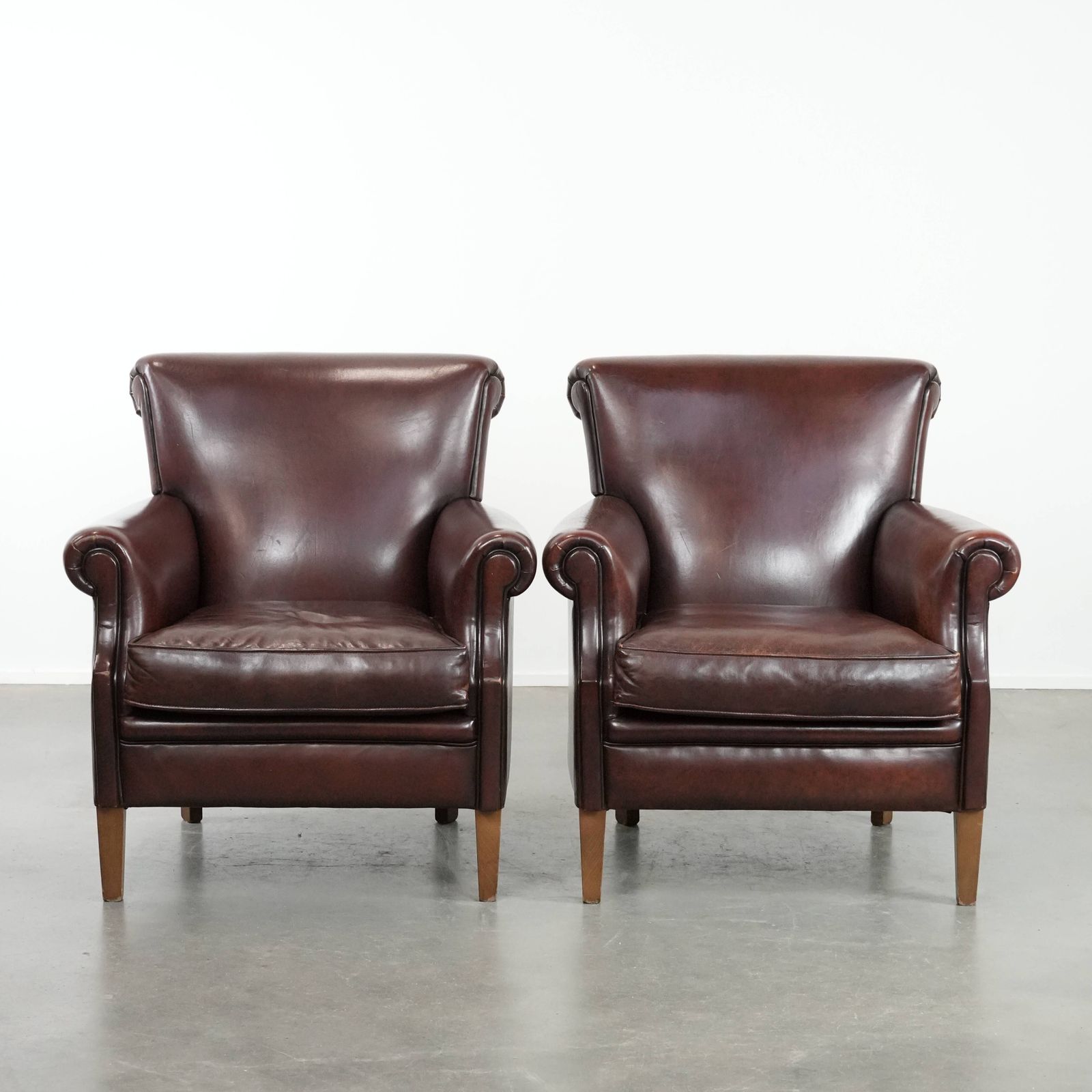 Set Of 2 Luxury Sheep Leather Armchairs / Armchairs With A Timeless Look And Beautiful Dark Colors