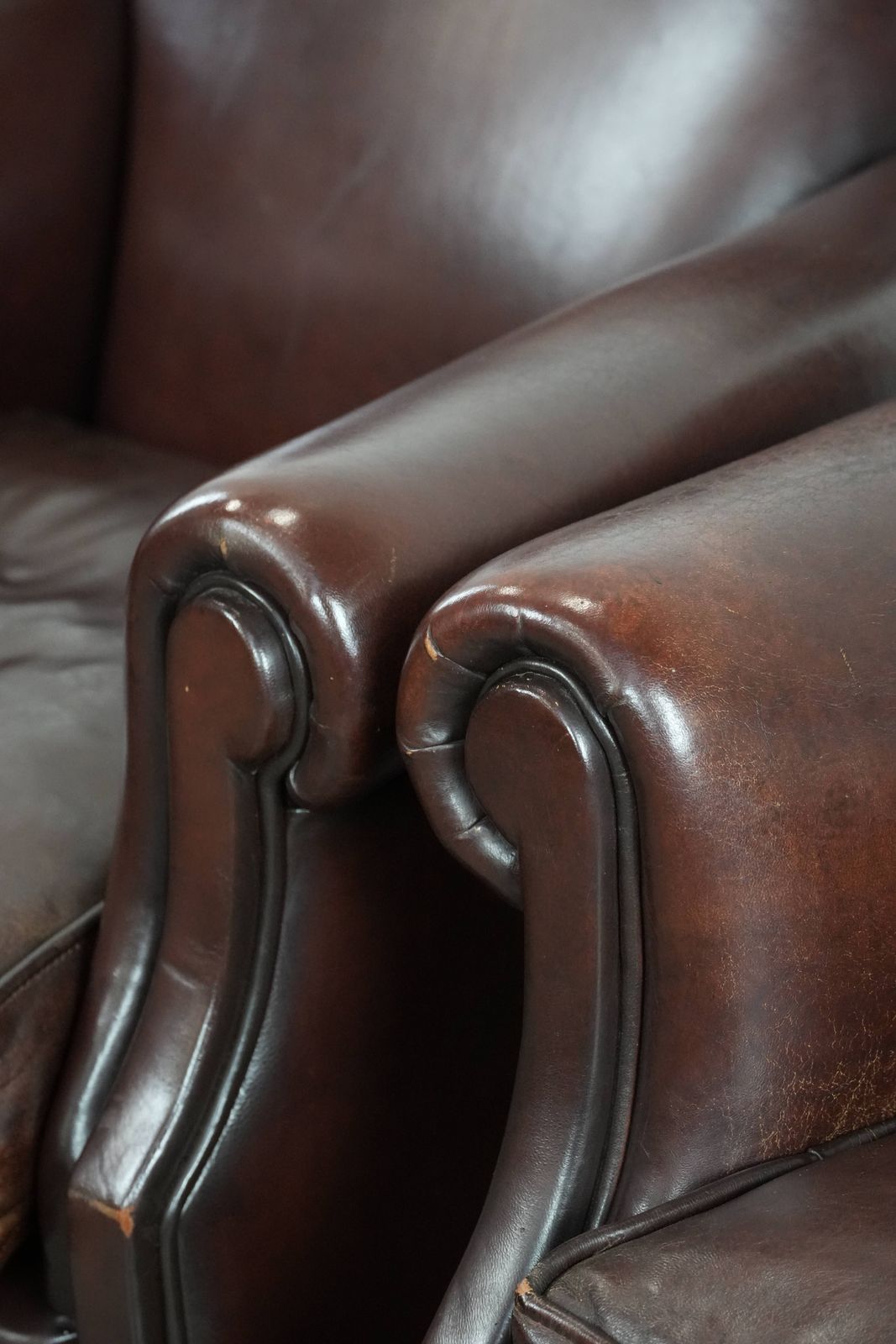photo buy Set Of 2 Luxury Sheep Leather Armchairs / Armchairs With A Timeless Look And Beautiful Dark Colors