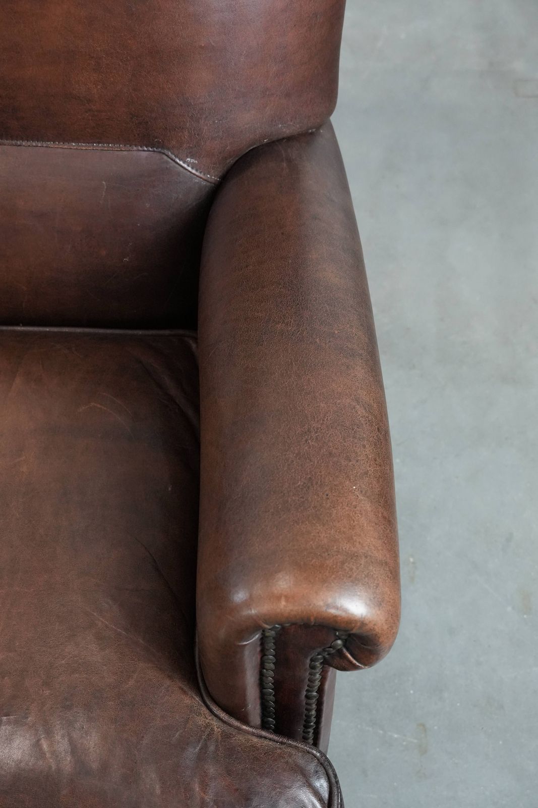 photo furniture Set Van Twee Karaktervolle Schapenleren Fauteuils Met Een Mooie Diepe Kleur