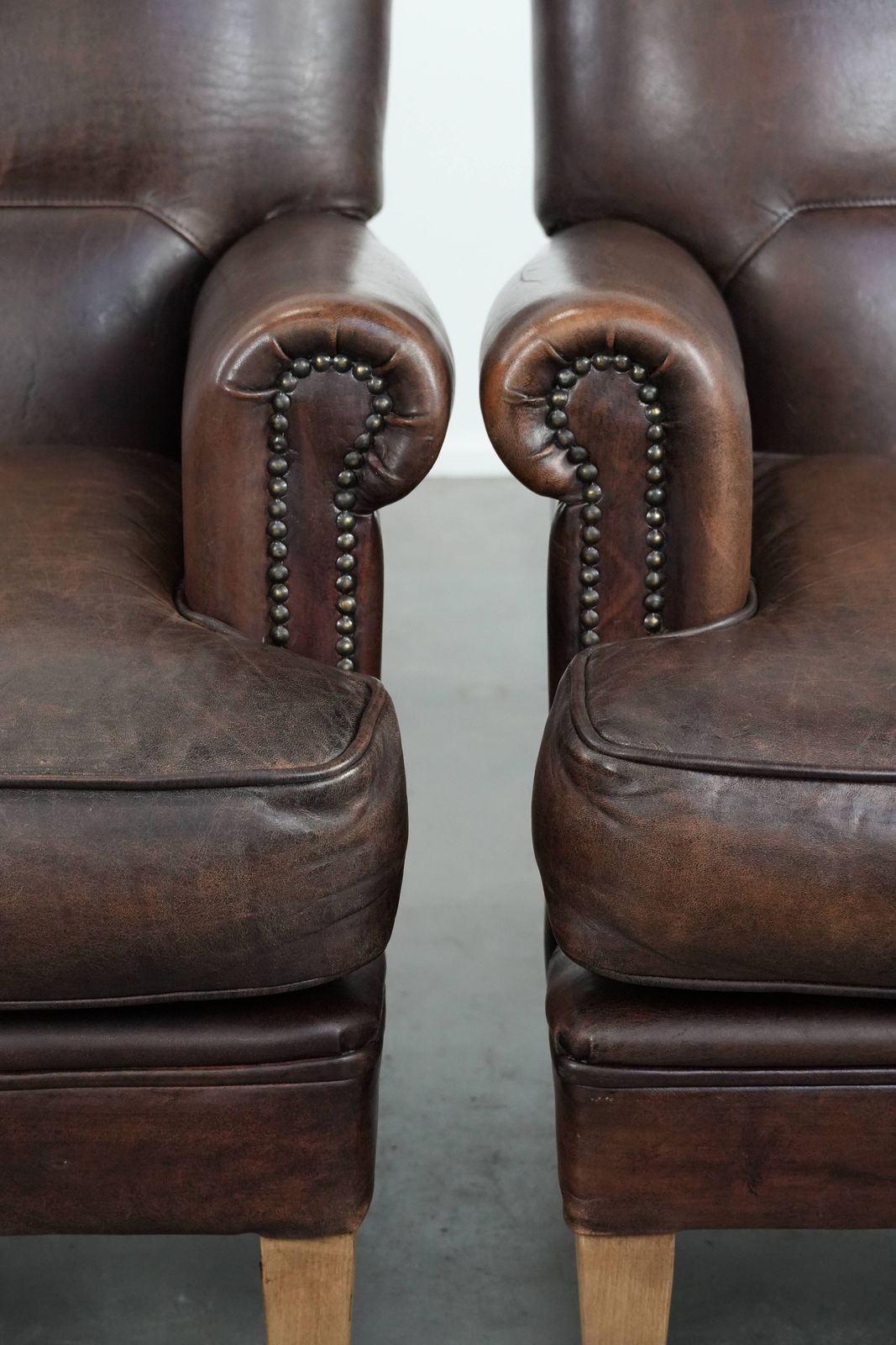 photo for sale Set Van Twee Karaktervolle Schapenleren Fauteuils Met Een Mooie Diepe Kleur